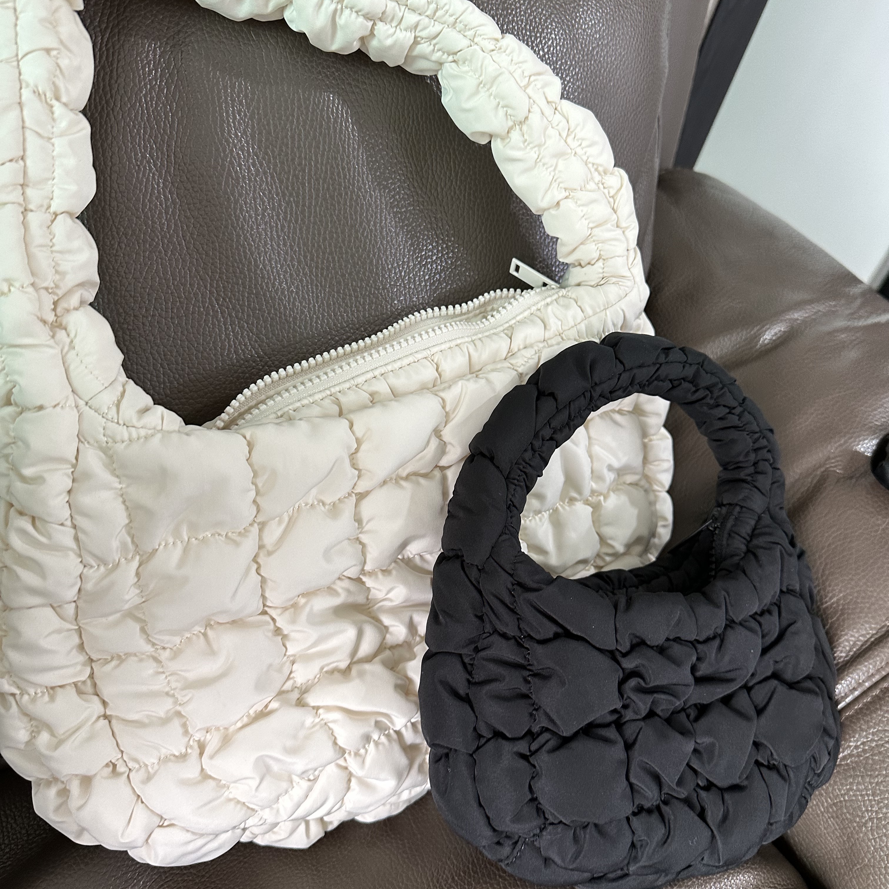 COS Quilted Mini Bag Cream, COS Quilted Micro Bag Black 착용 스타일
