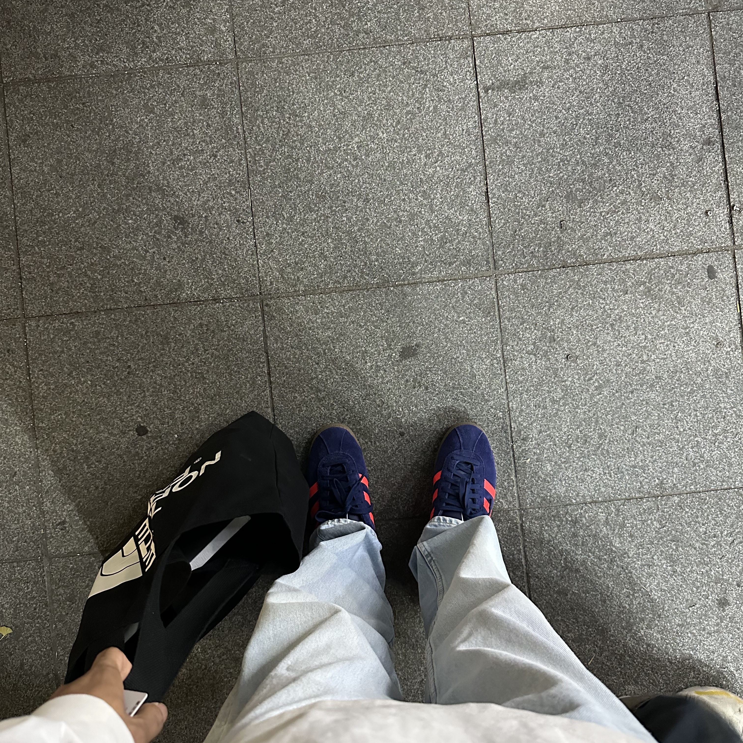 Adidas City Series Munchen Dark Blue Solar Red 착용 스타일 - 2