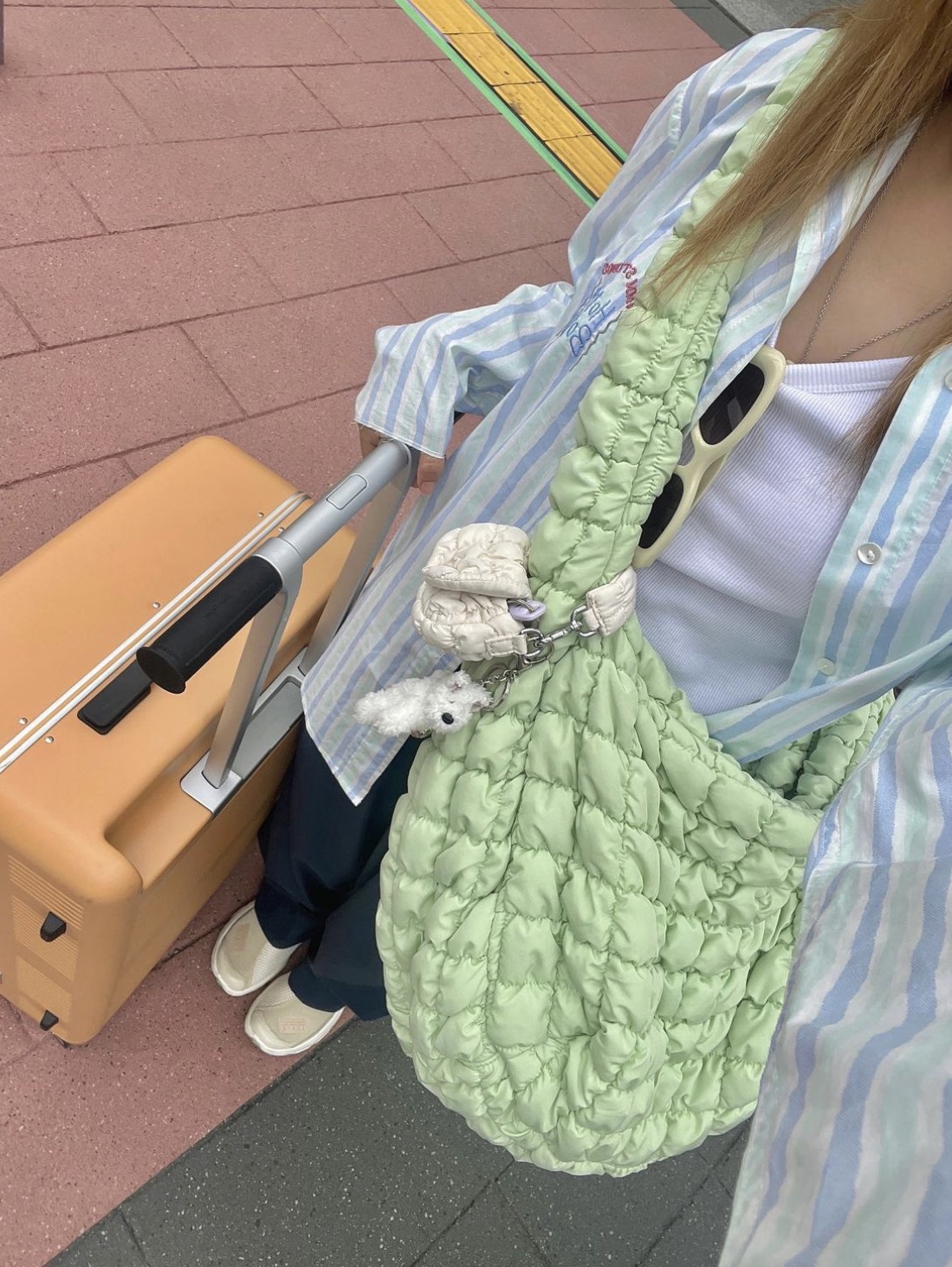 COS Quilted Oversized Shoulder Bag Green, COS Quilted Nano Bag Beige 착용 스타일 - 2