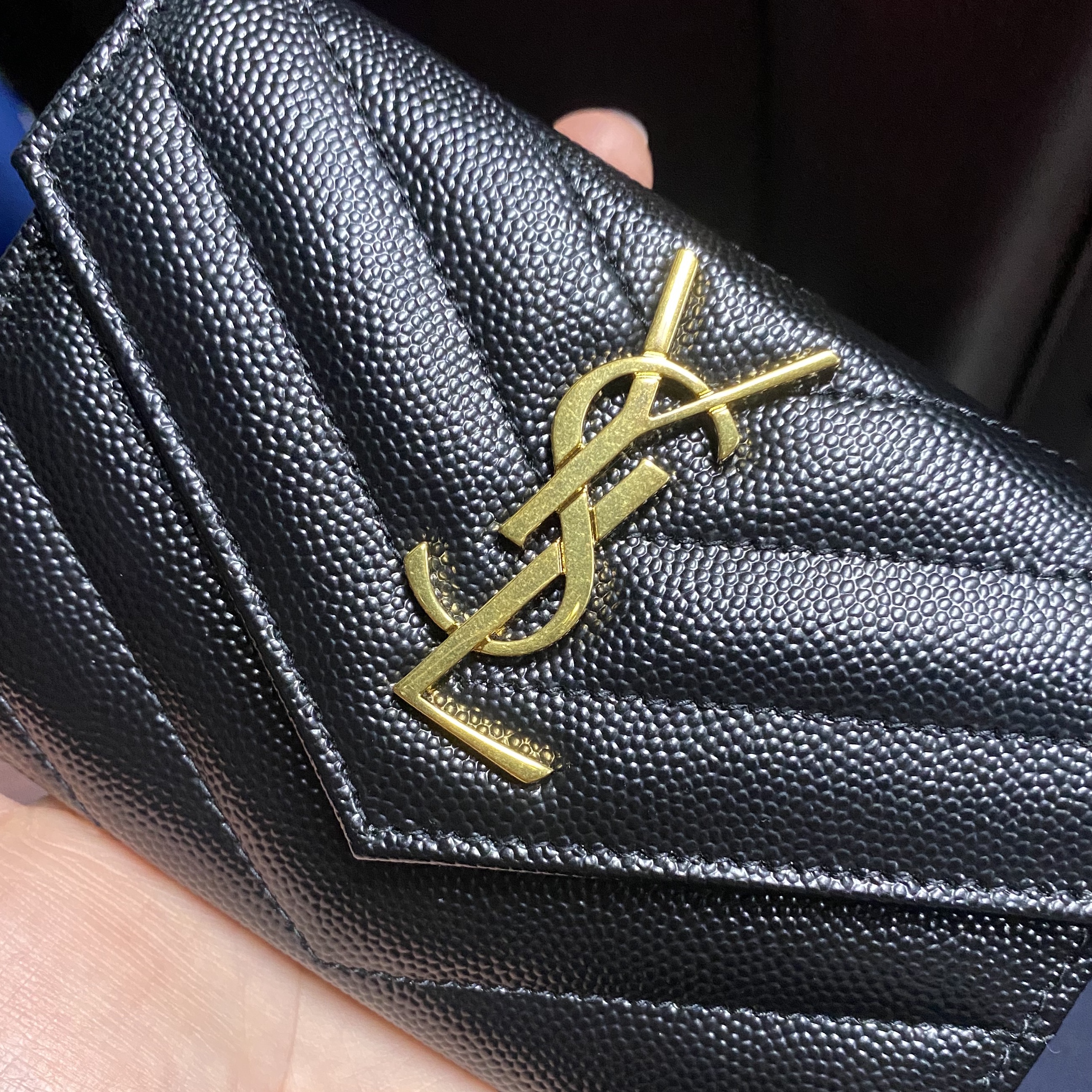 Saint Laurent Cassandre Matelasse Small Envelope Wallet in Grain de Poudre Embossed Leather Black Gold 착용 스타일