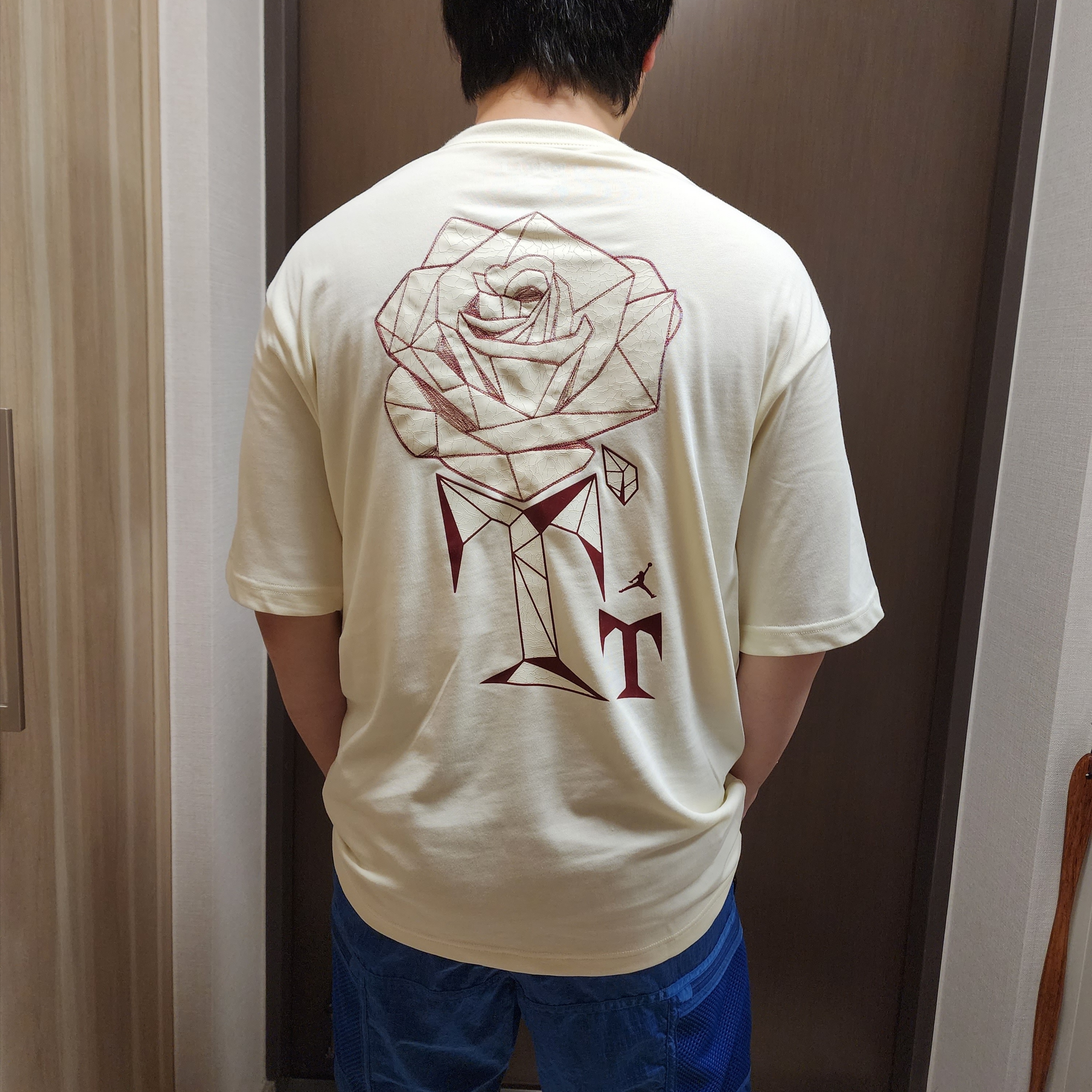 (W) Jordan x Teyana Taylor Vintage T-Shirt Coconut Milk - Asia, Palace Mesh Pocket Shell Shorts Blue - 21SS 착용 스타일 - 2