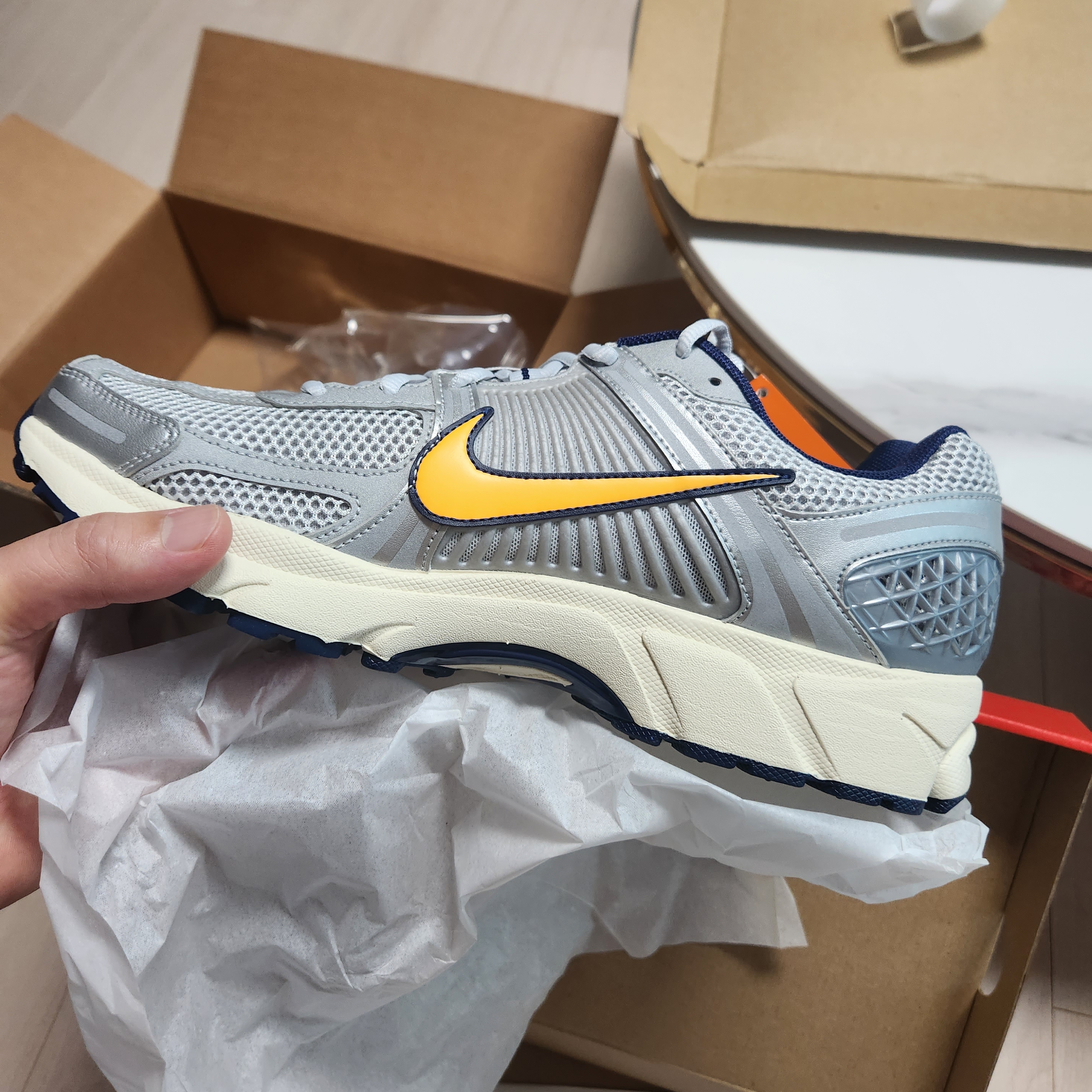 Nike Zoom Vomero 5 Pure Platinum and Laser Orange 착용 스타일