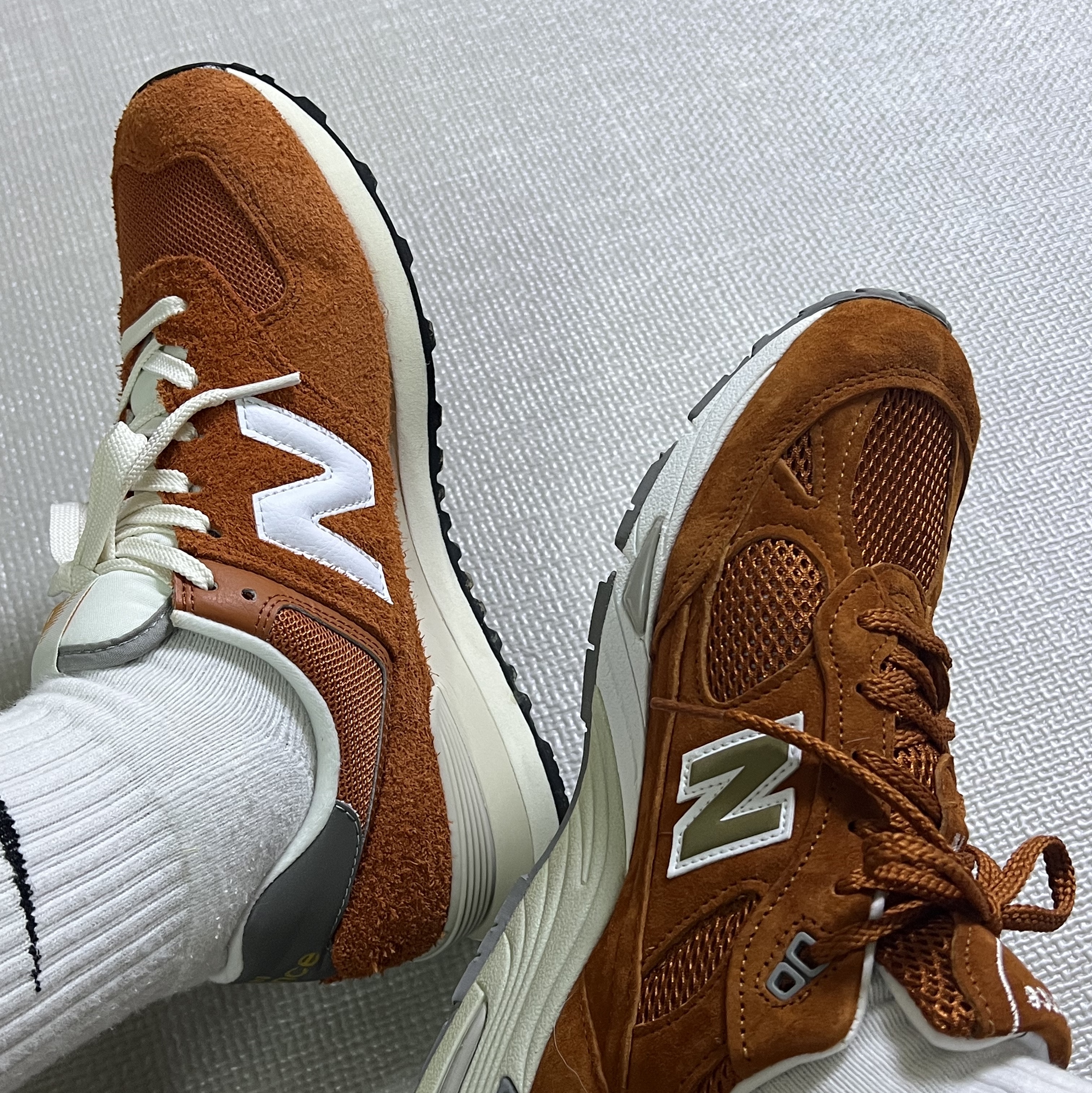 New Balance Made in UK 991 Eastern Species, New Balance 574 Heritage Orange Burst White 착용 스타일 - 1