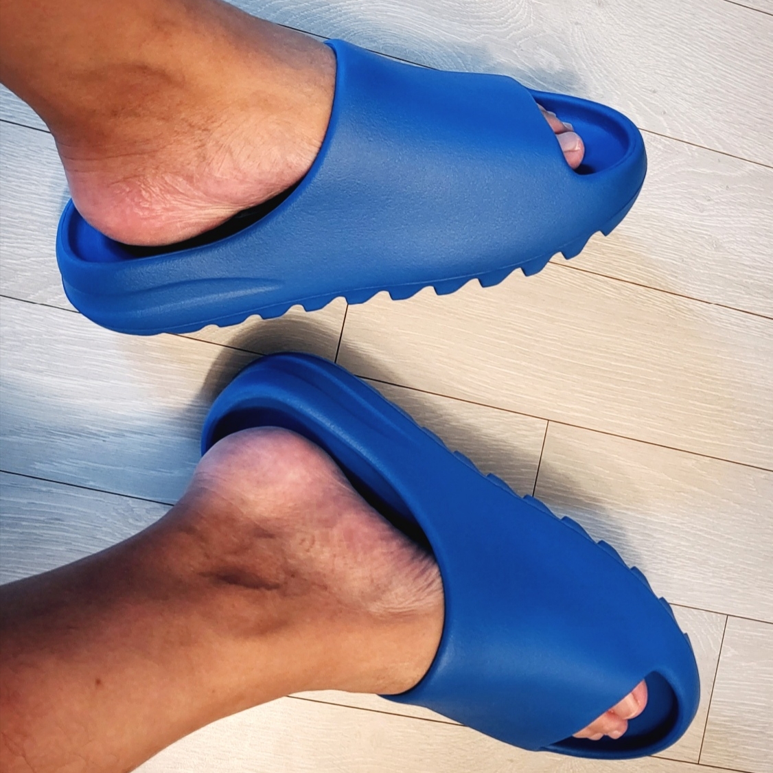 Adidas Yeezy Slide Azure 착용 스타일