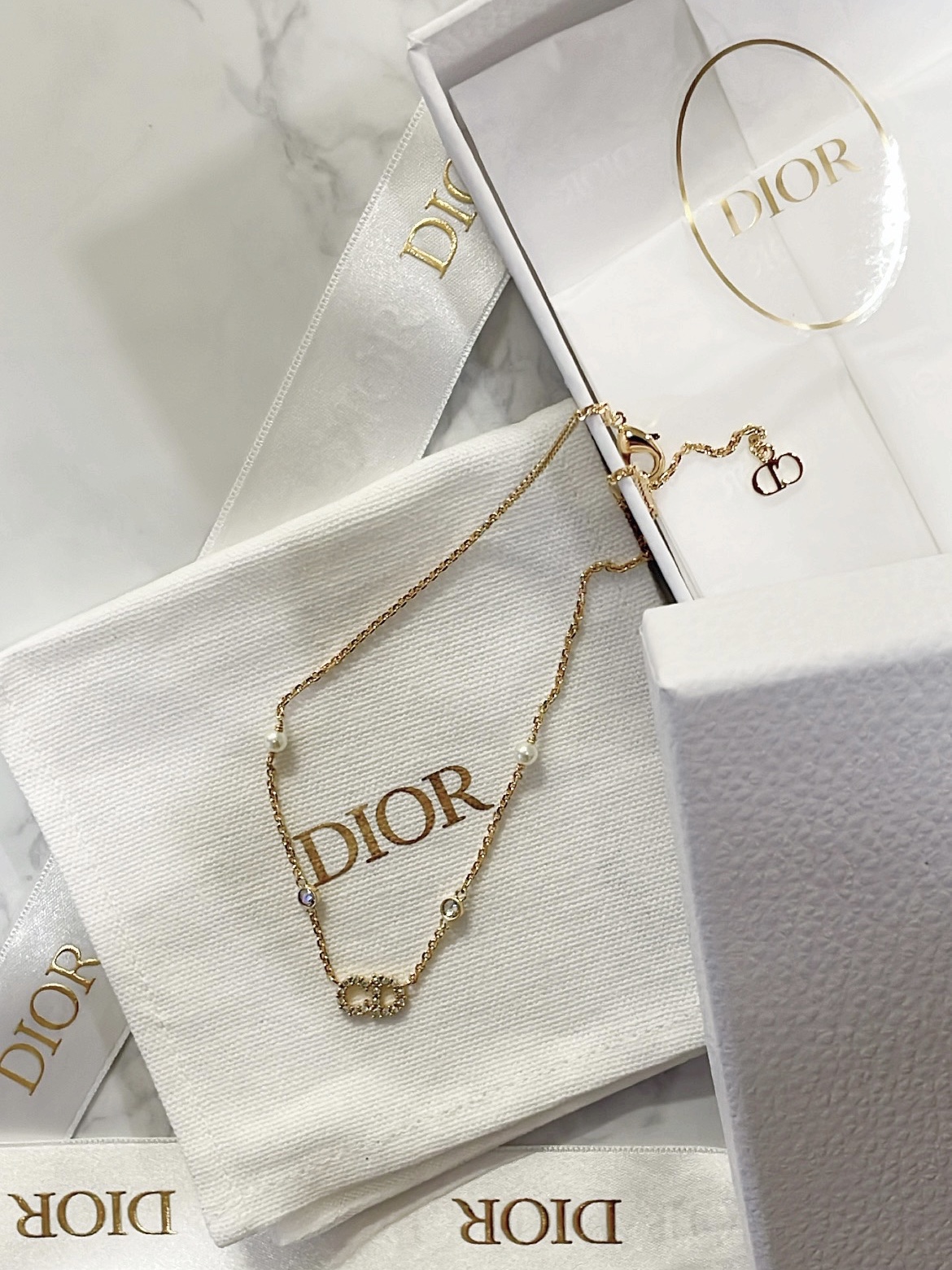 (W) Dior Clair D Lune Necklace Gold Finish Metal White Resin Pearls White Crystals 착용 스타일 - 1