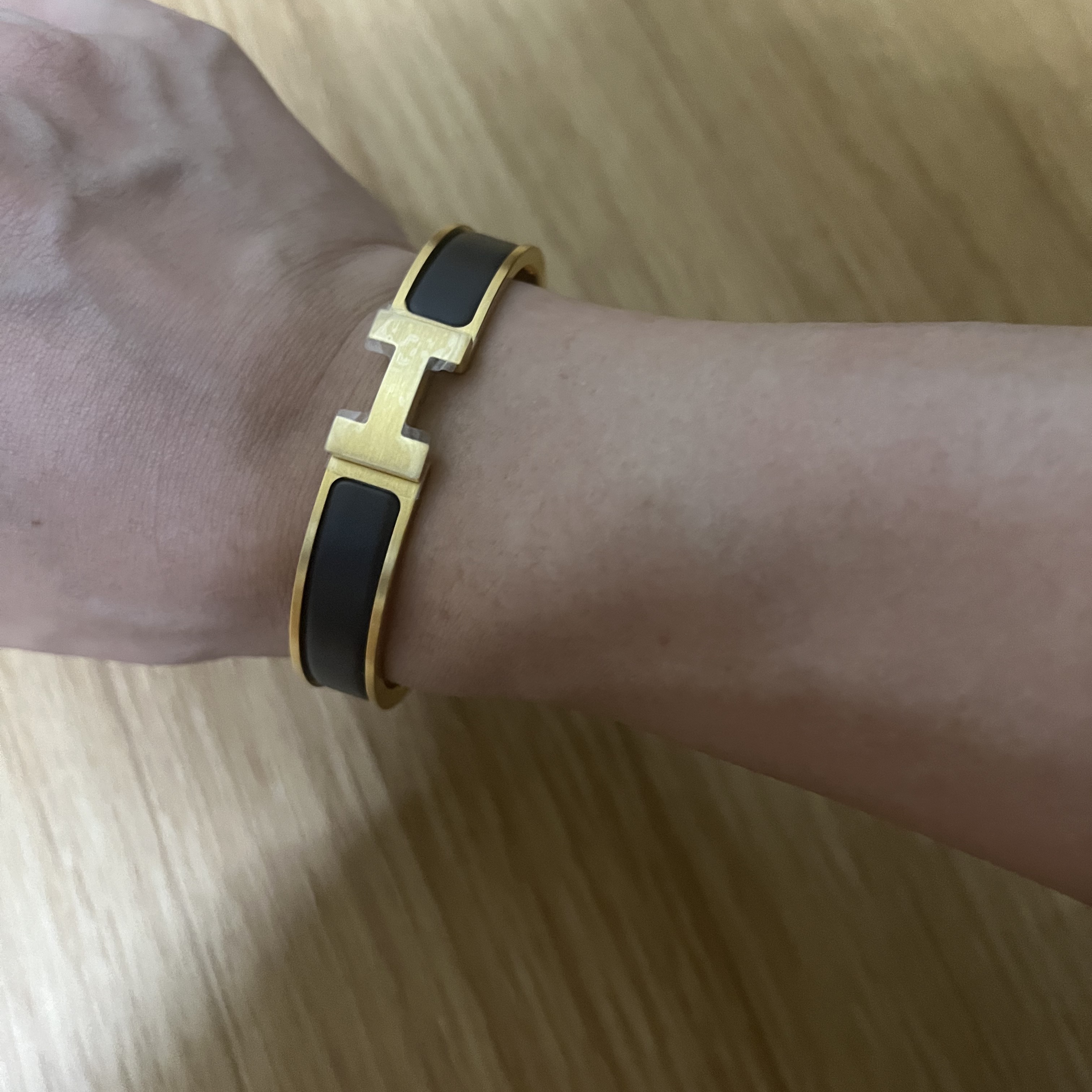 Hermes Clic HH Bracelet Gold & Noir Mat 착용 스타일 - 2