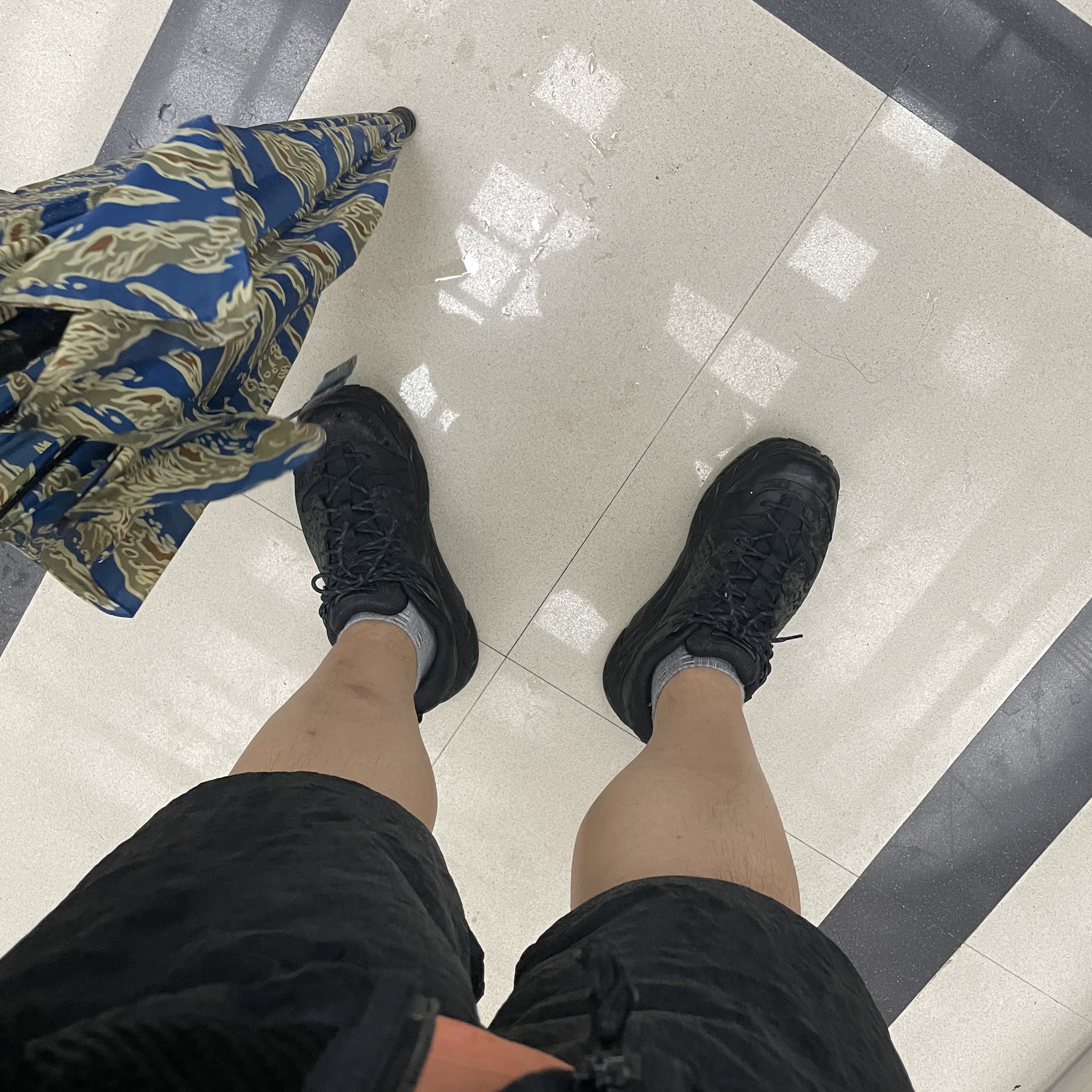 Hoka Tor Ultra Low Black 착용 스타일