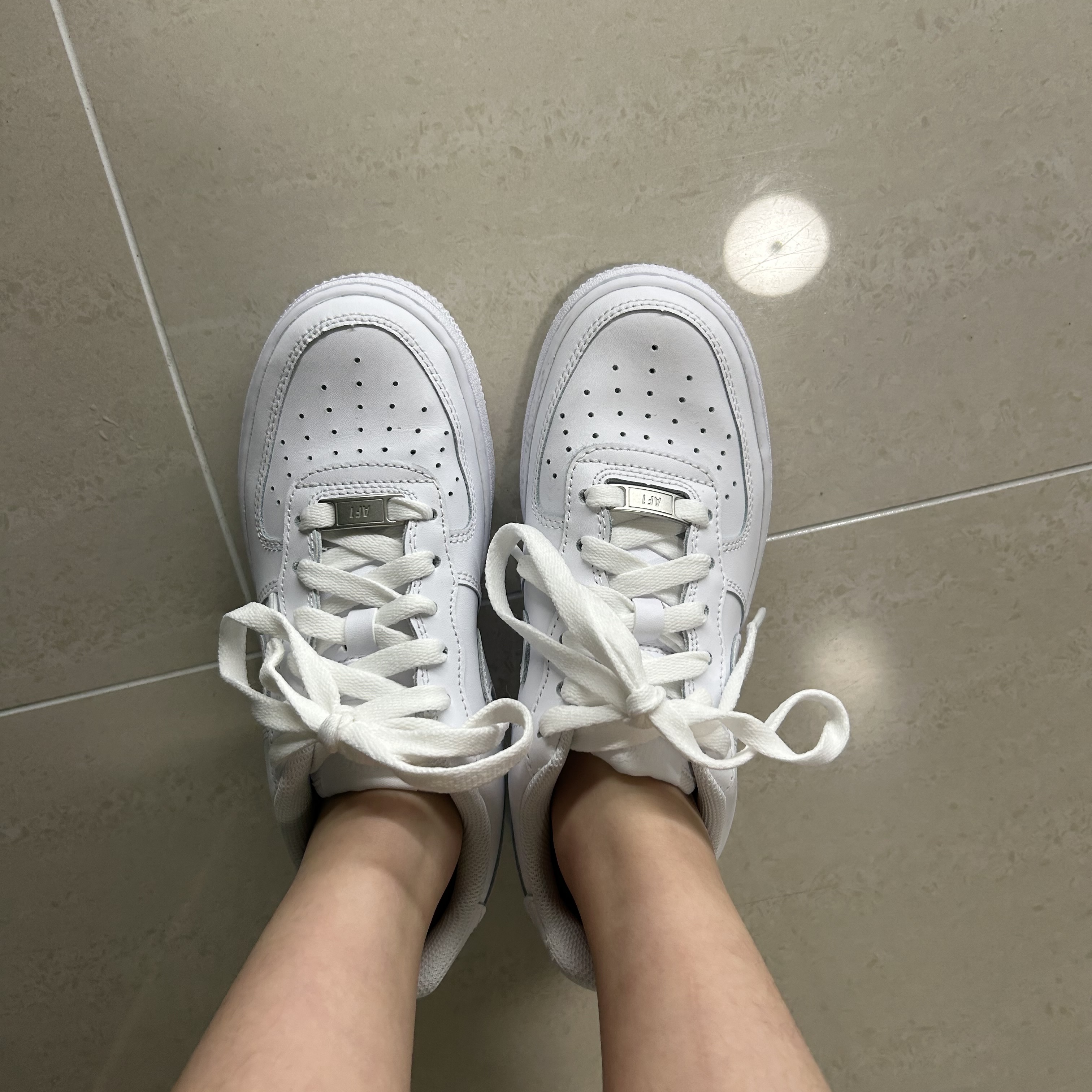 (GS) Nike Air Force 1 LE White 착용 스타일