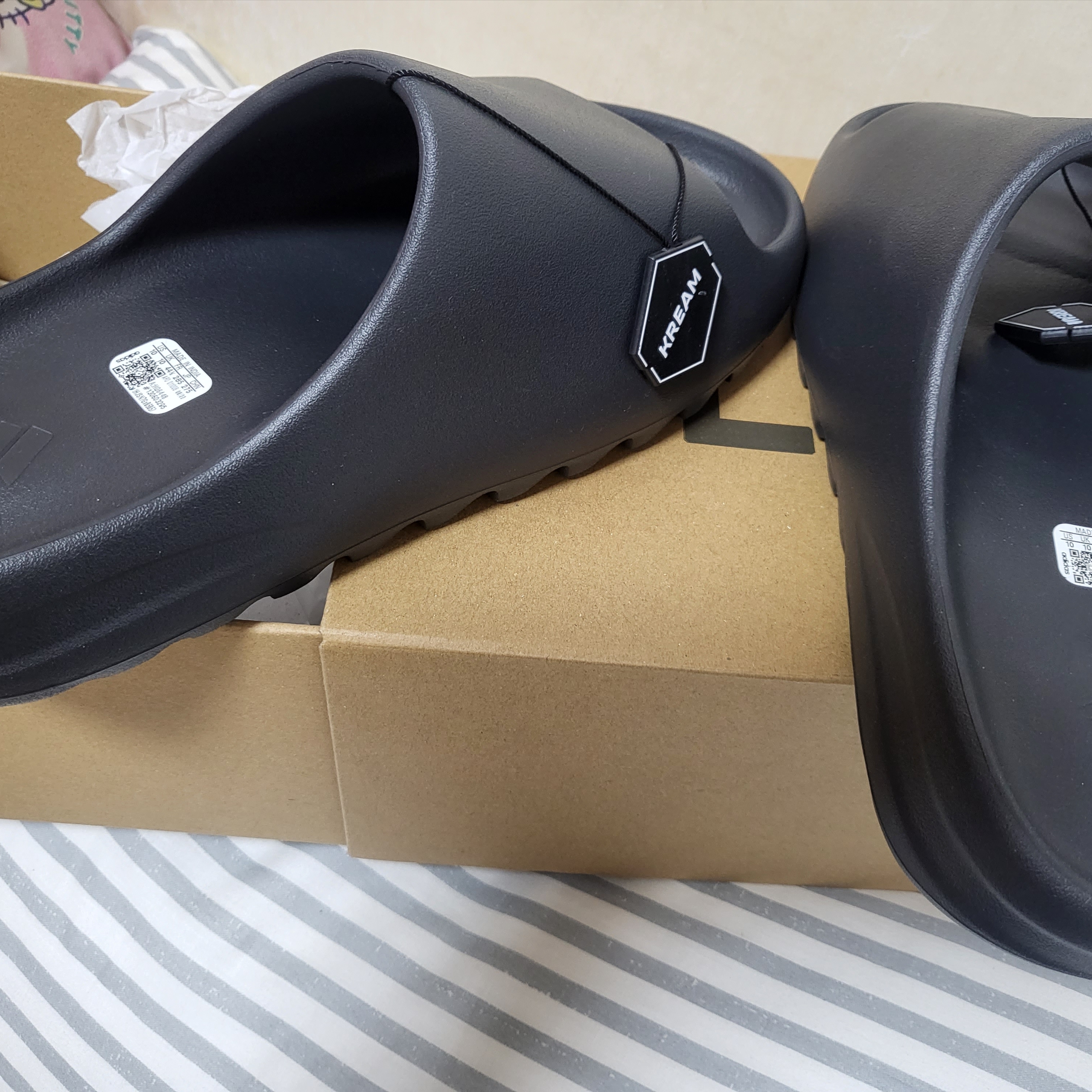 Adidas Yeezy Slide Onyx 착용 스타일