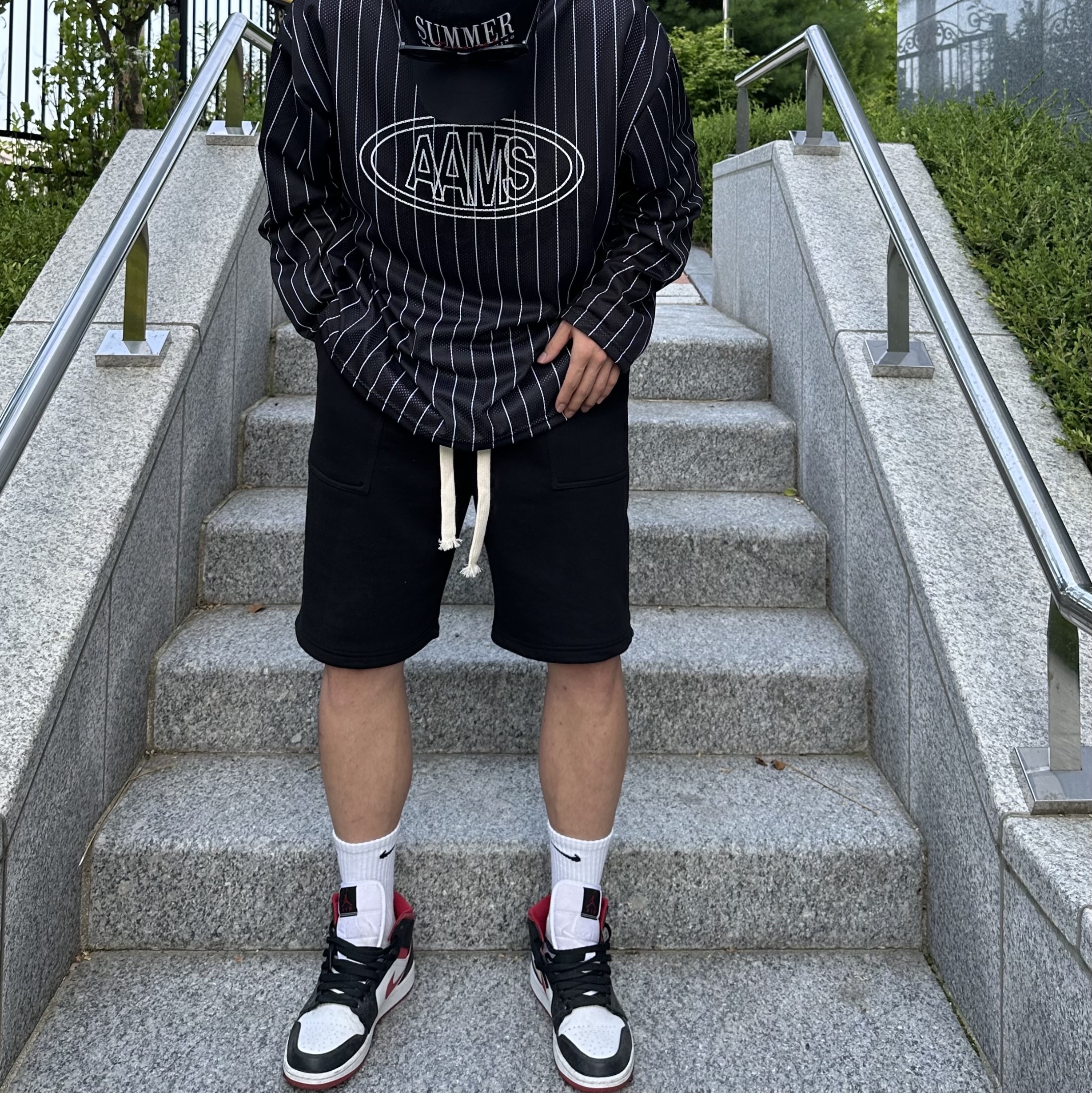 (W) Jordan 1 Mid Black Gym Red 착용 스타일 - 1