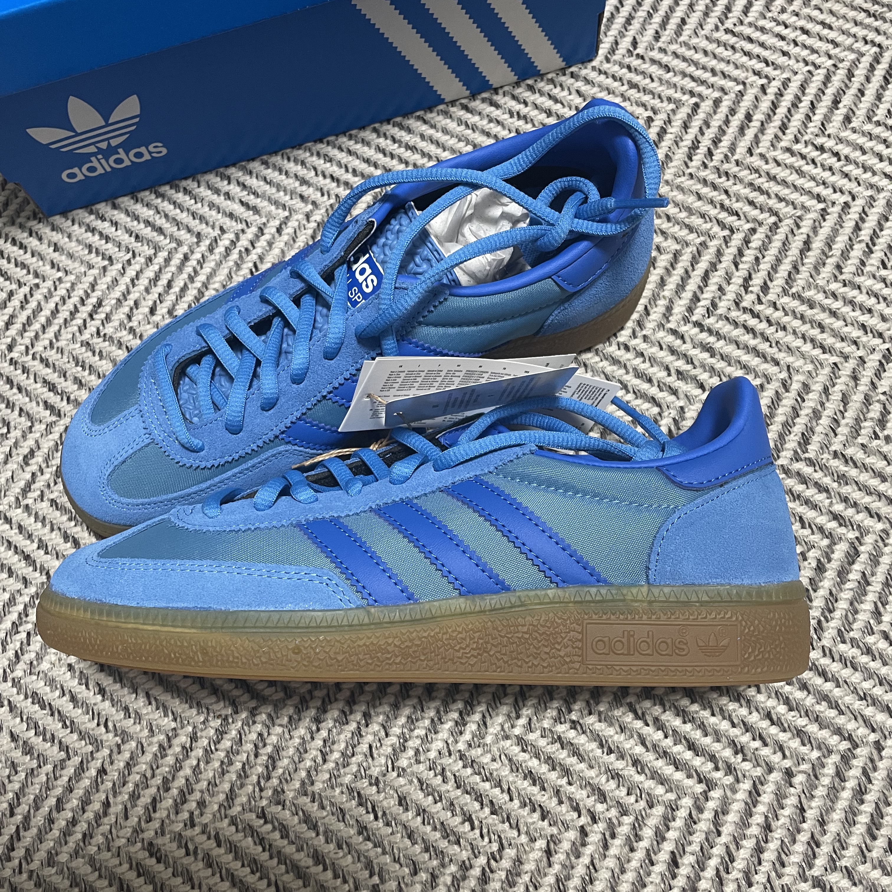 Adidas Spezial Handball Pulse Blue Bright Royal, Adidas Spezial Handball Almost Yellow Bold Gold 착용 스타일 - 2