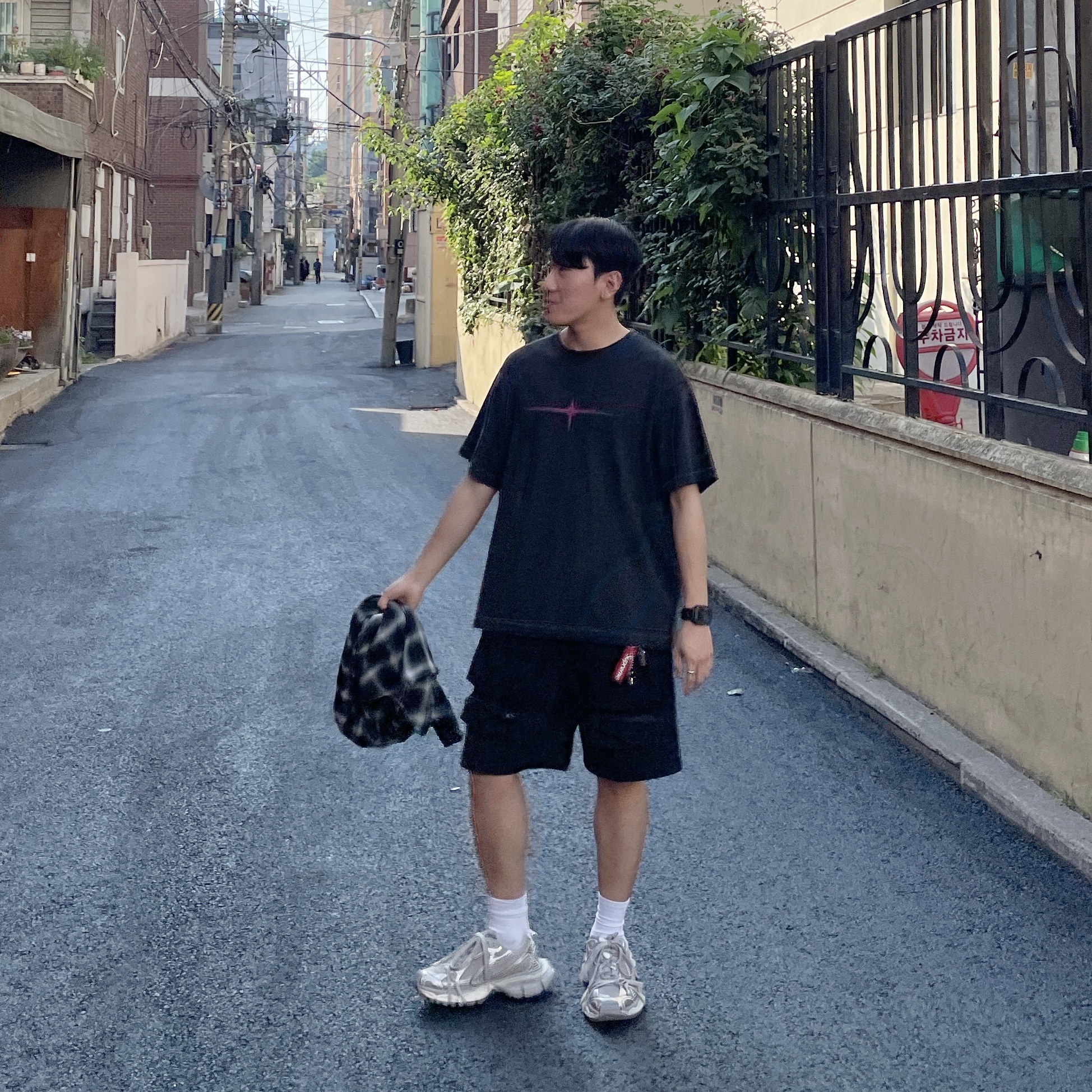 Balenciaga 3XL Sneakers Light Beige, Stussy Metal Bent Crown Keychain Silver 착용 스타일 - 1