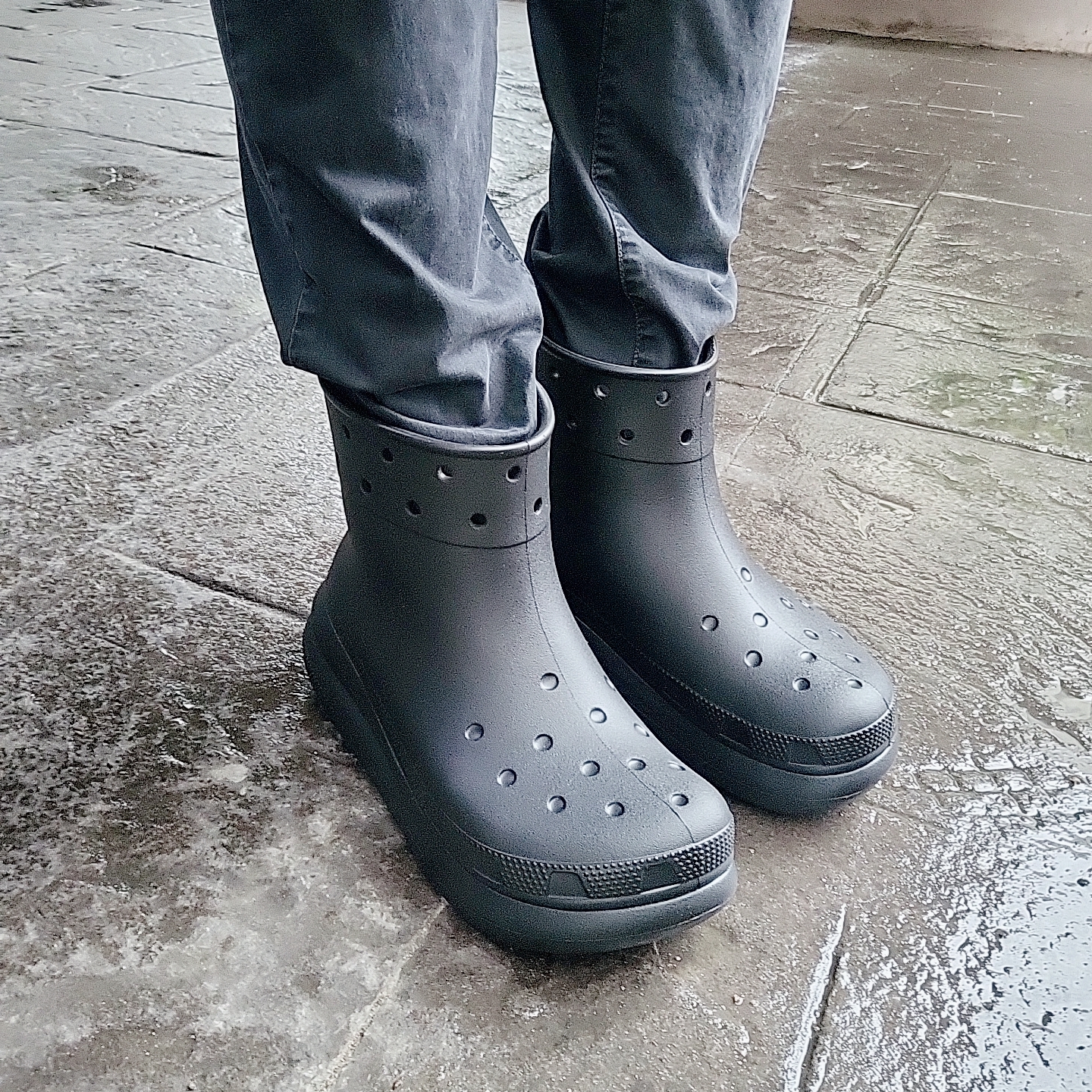 Crocs Classic Crush Boot Black, Stone Island 31303 Cargo Pants Black - 23SS 착용 스타일 - 1