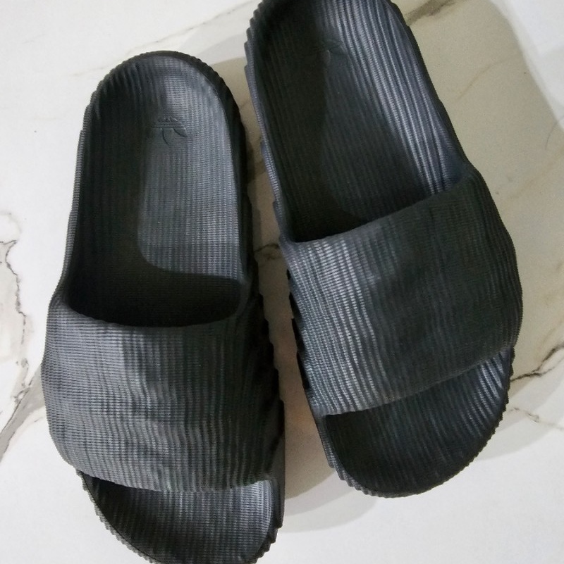 Adidas Adilette 22 Carbon 착용 스타일