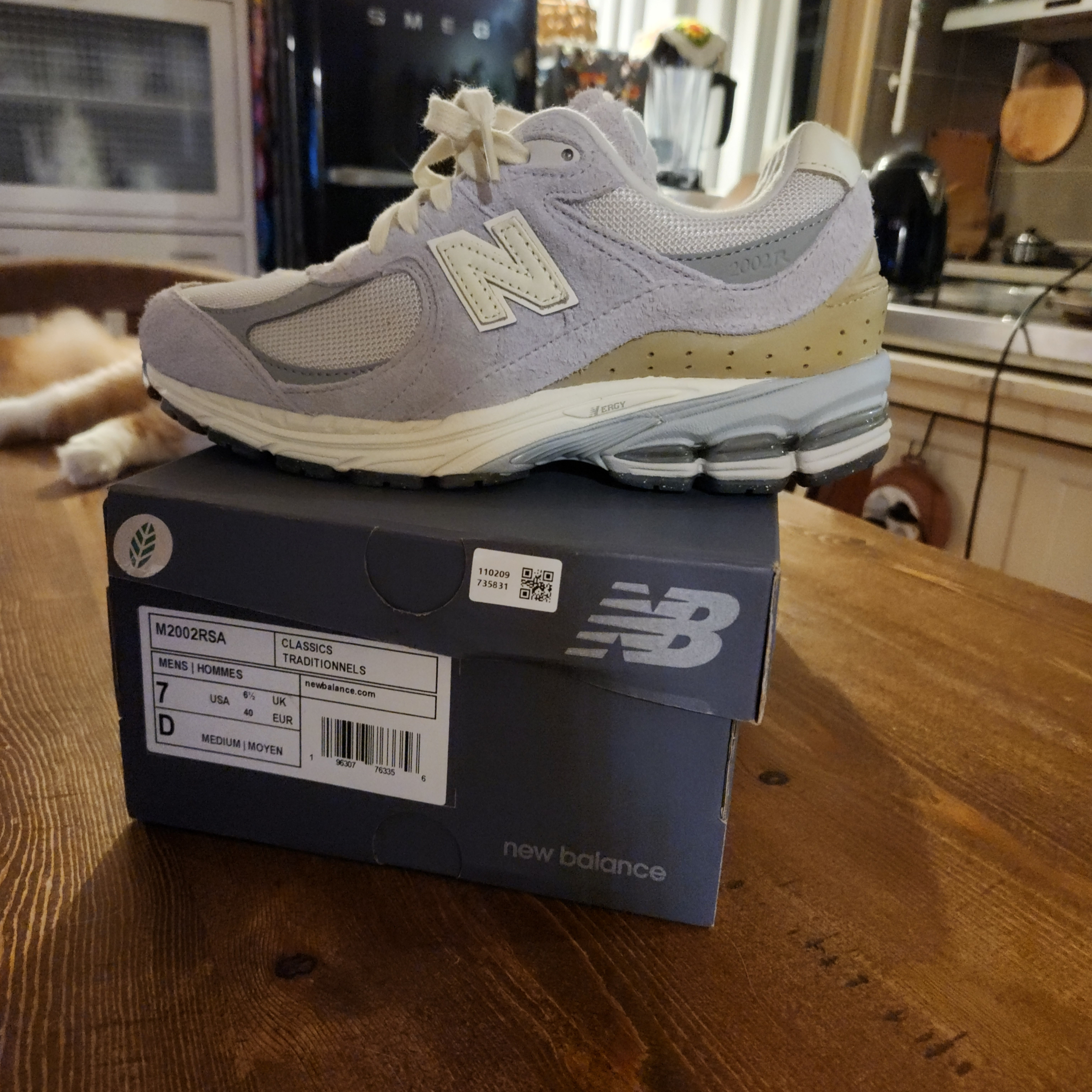 New Balance 2002R Rain Cloud Angora 착용 스타일 - 1