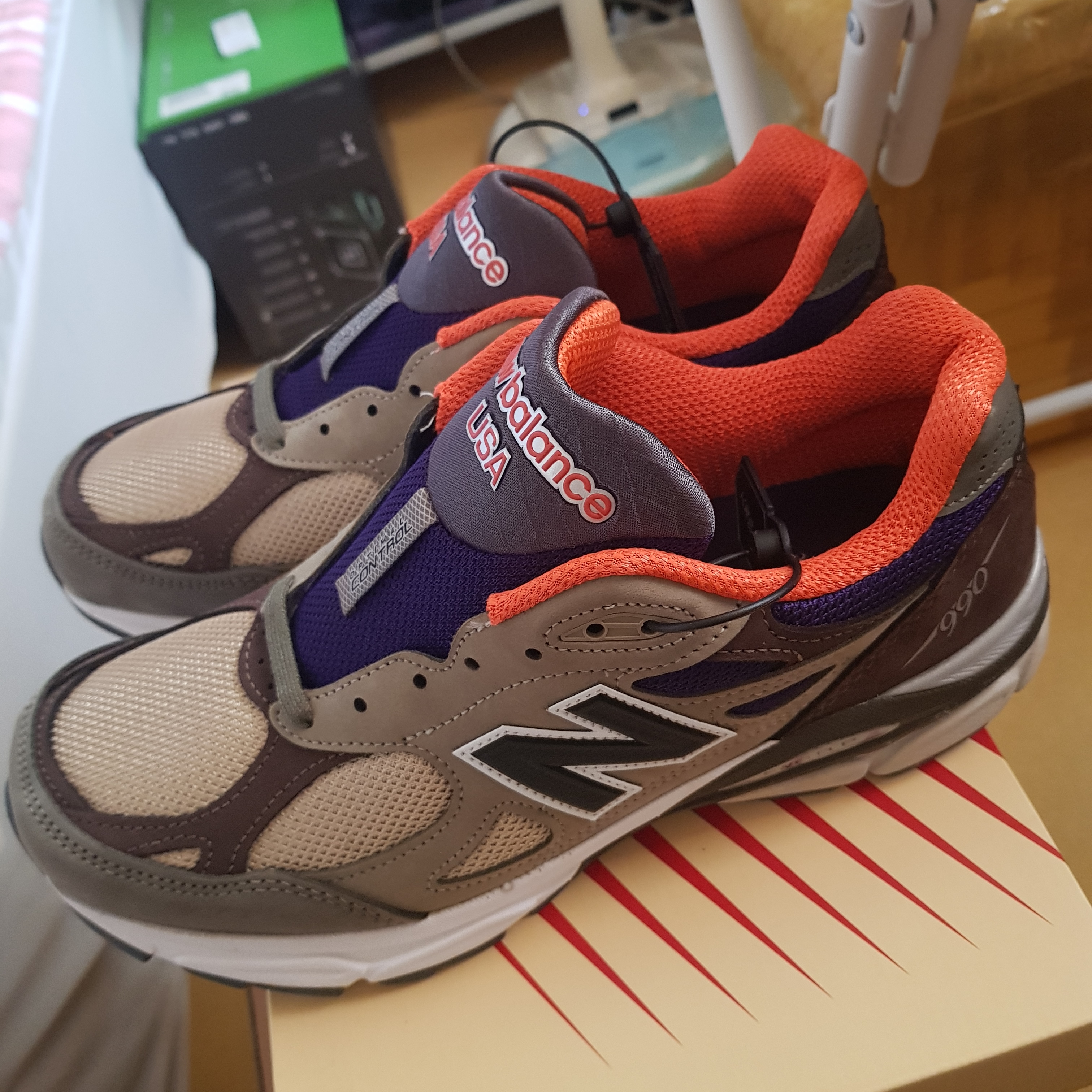 New Balance 990v3 Made in USA Tan Orange 착용 스타일 - 1