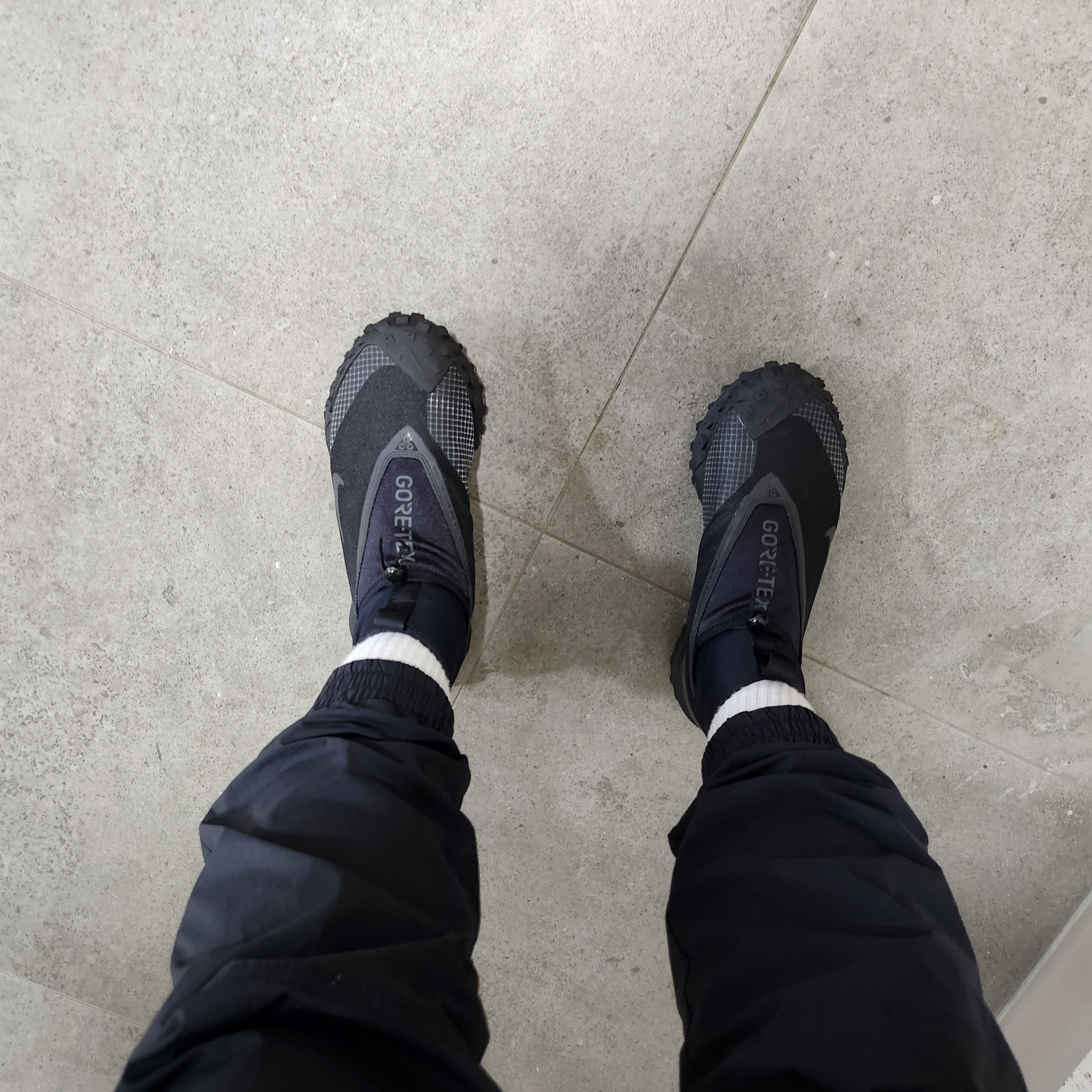 Nike ACG Mountain Fly Gore-Tex Black and Dark Grey 착용 스타일 - 3