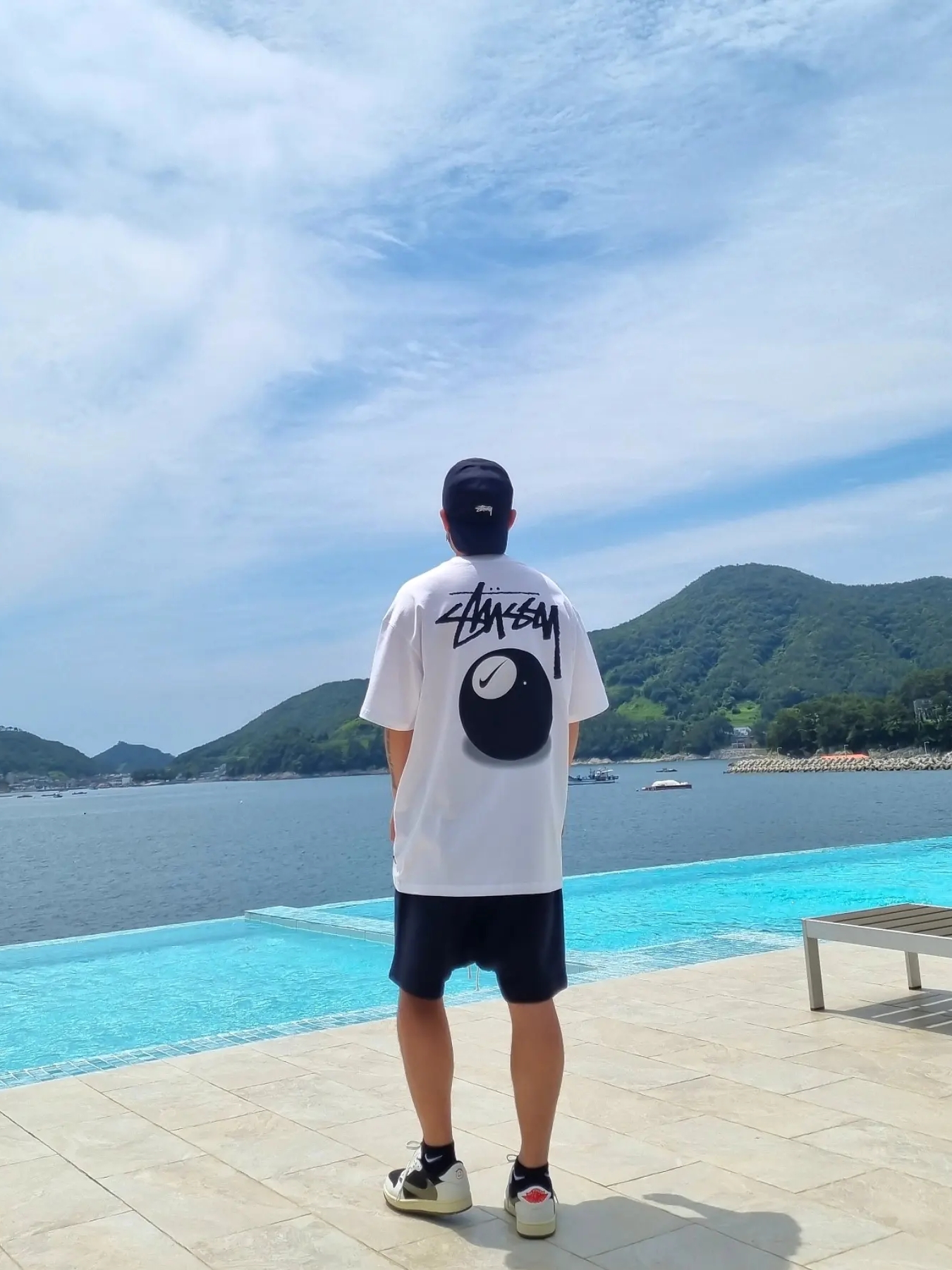 Nike x Stussy NRG FL SS 8 Ball T-Shirt White (DO9323-100), (W) Jordan 1 x Travis Scott Retro Low OG SP Medium Olive 착용 스타일