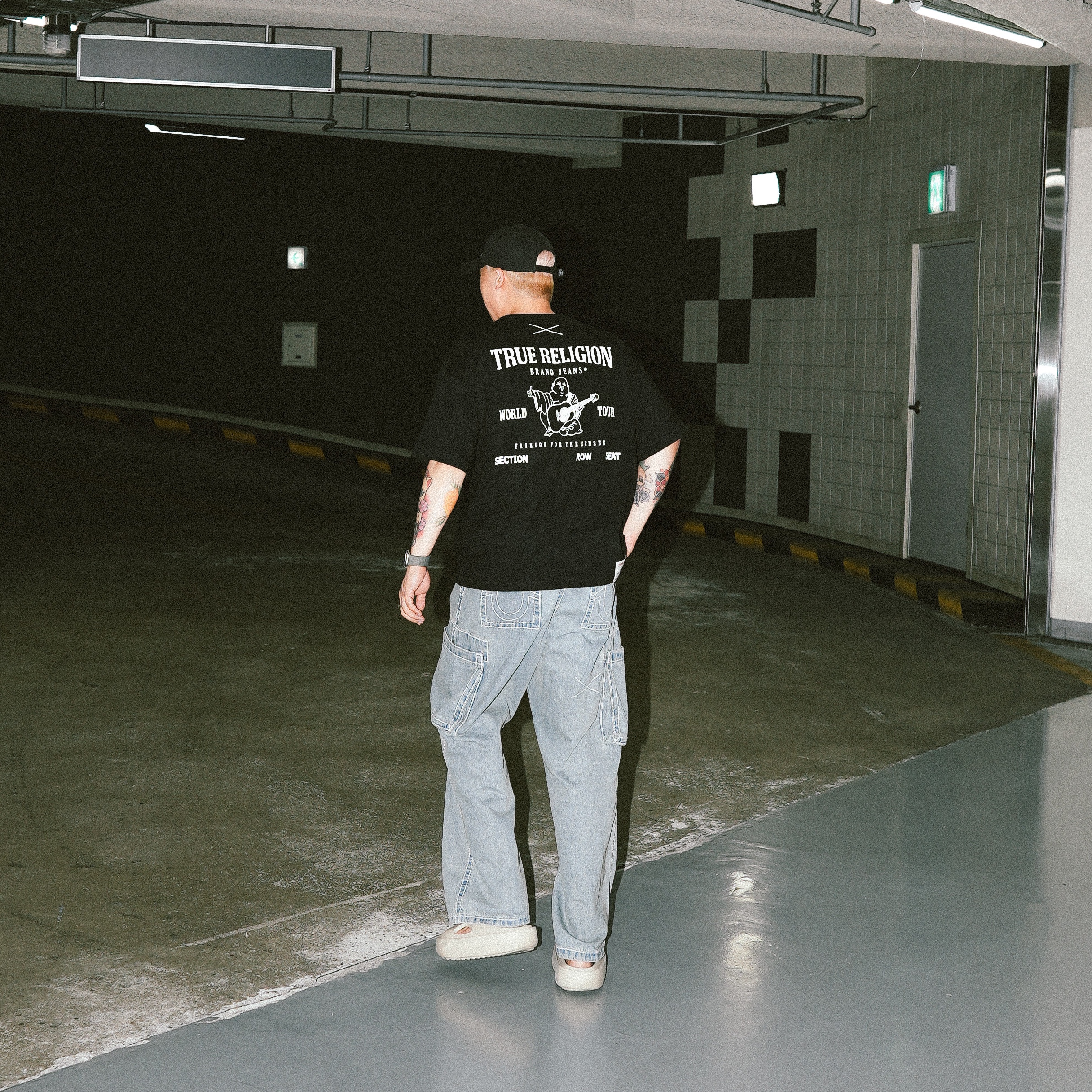 True Religion Origin Logo T-Shirt Black, True Religion Classic Cargo Pants Light Indigo 착용 스타일 - 2