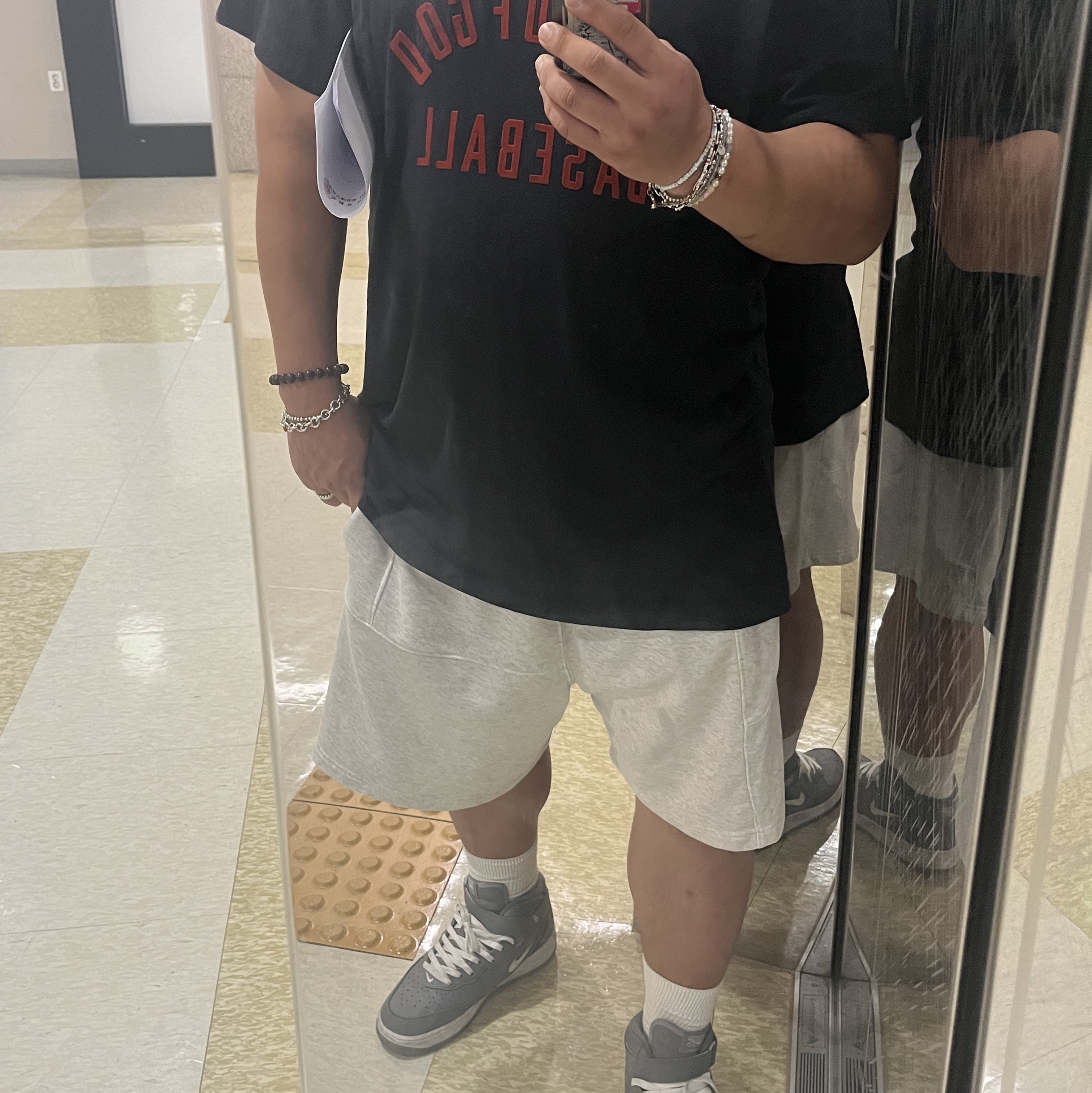 Nike Air Force 1 Mid QS NYC Cool Grey, Fear of God Baseball T-Shirt Vintage Black 착용 스타일