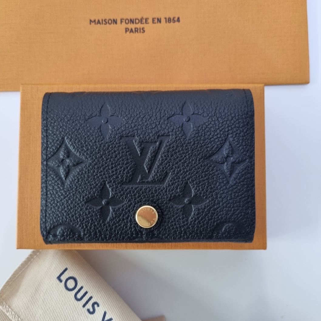 Louis Vuitton Business Card Holder Monogram Embossed Leather Black 착용 스타일