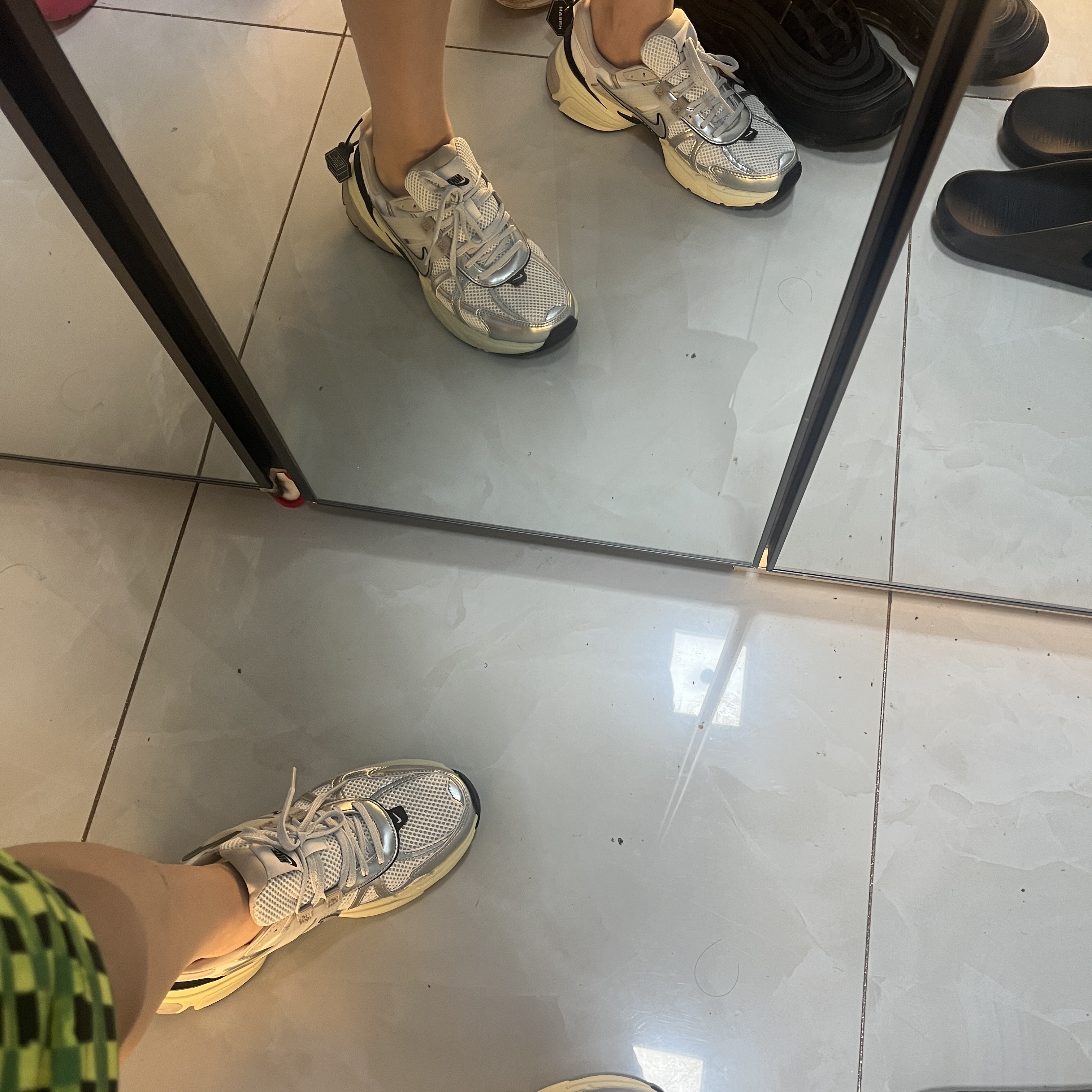 Nike V2K Run Summit White Metallic Silver 착용 스타일 - 1