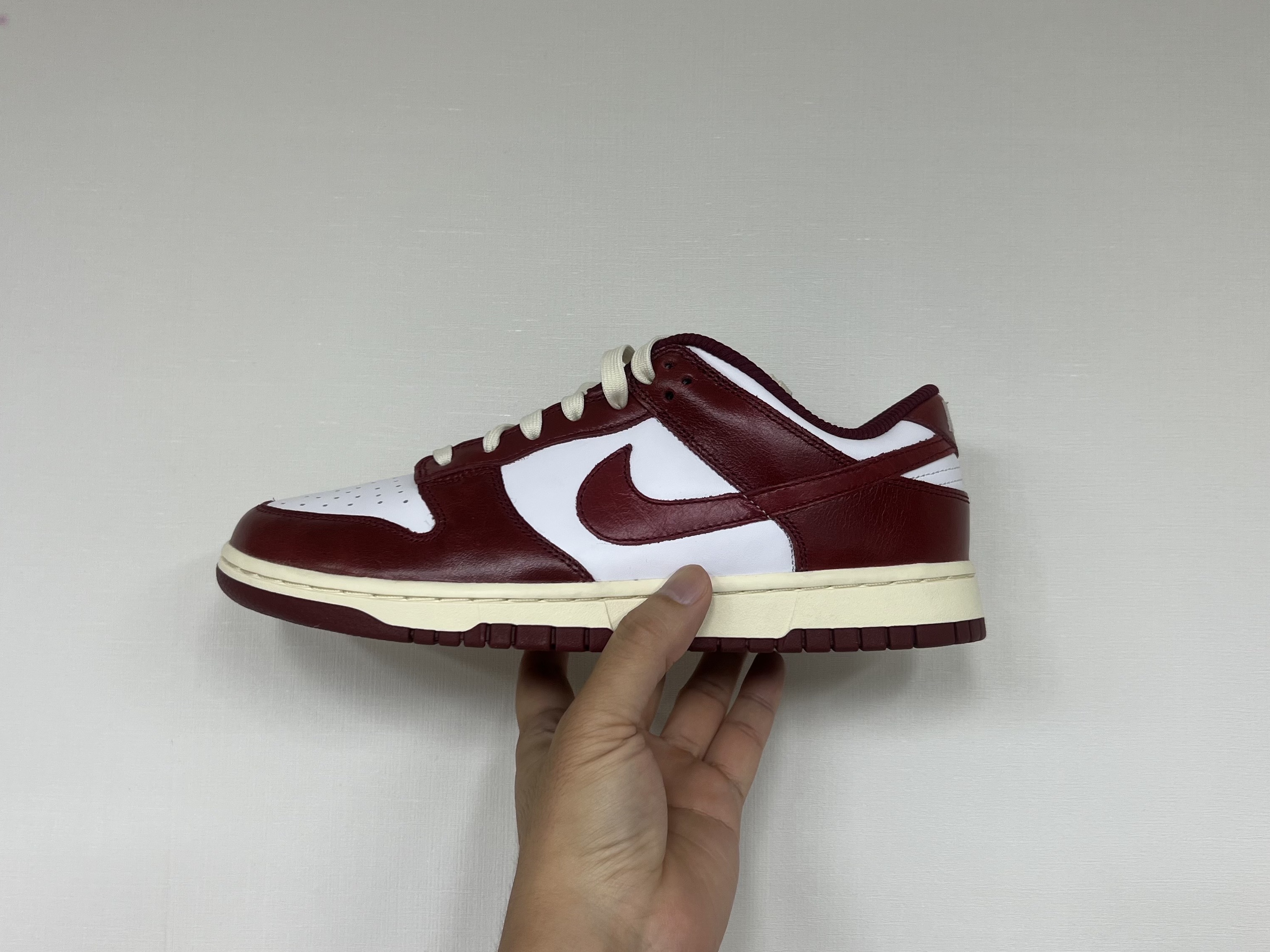 (W) Nike Dunk Low Retro PRM Team Red and White 착용 스타일