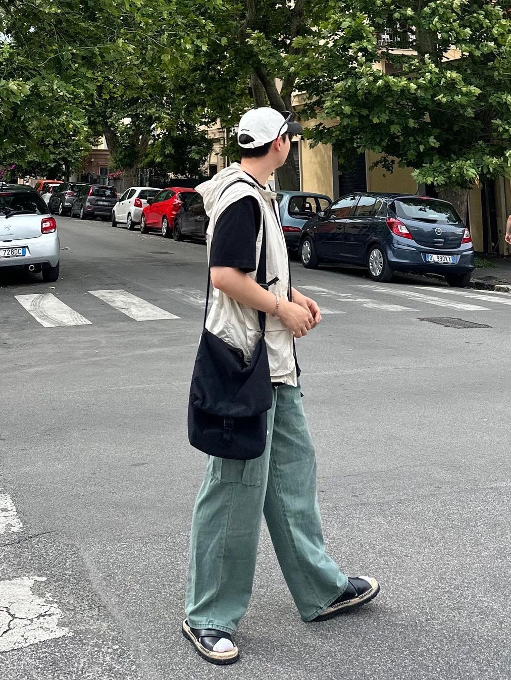 Found Pocket Dim Cross Bag Black 착용 스타일
