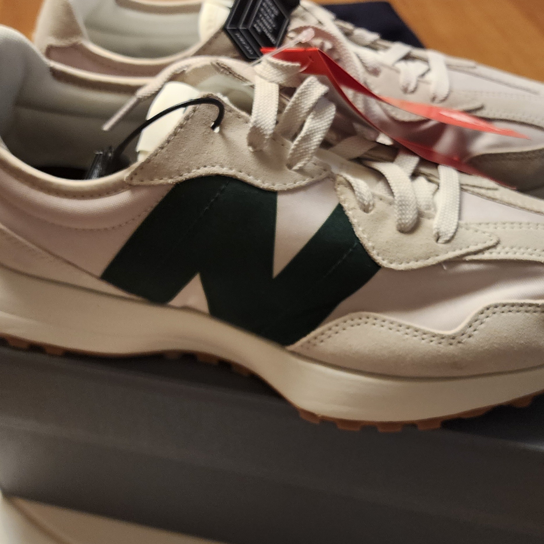 New Balance 327 Timberwolf 착용 스타일 - 2
