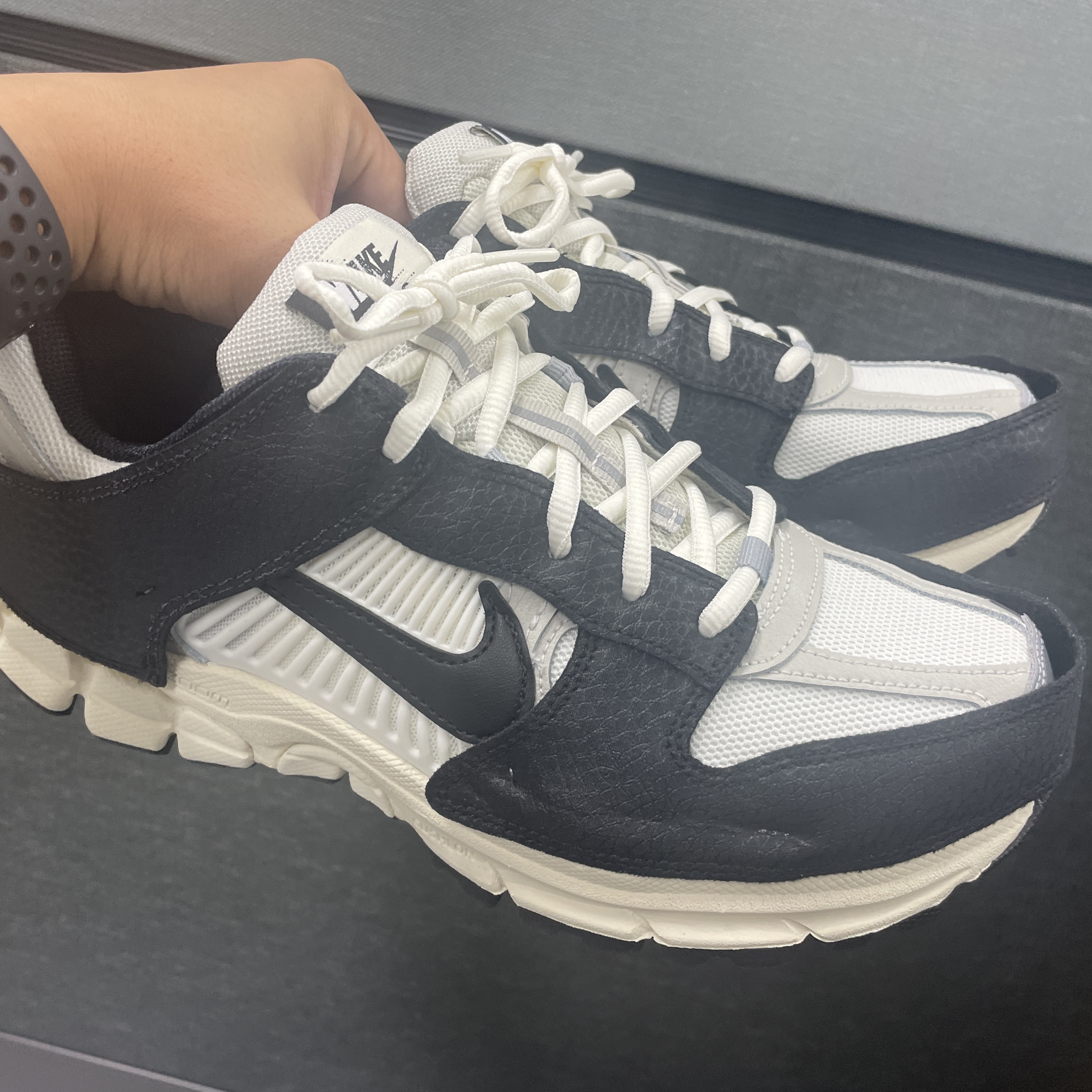 (W) Nike Zoom Vomero 5 Wolf Grey and Black 착용 스타일