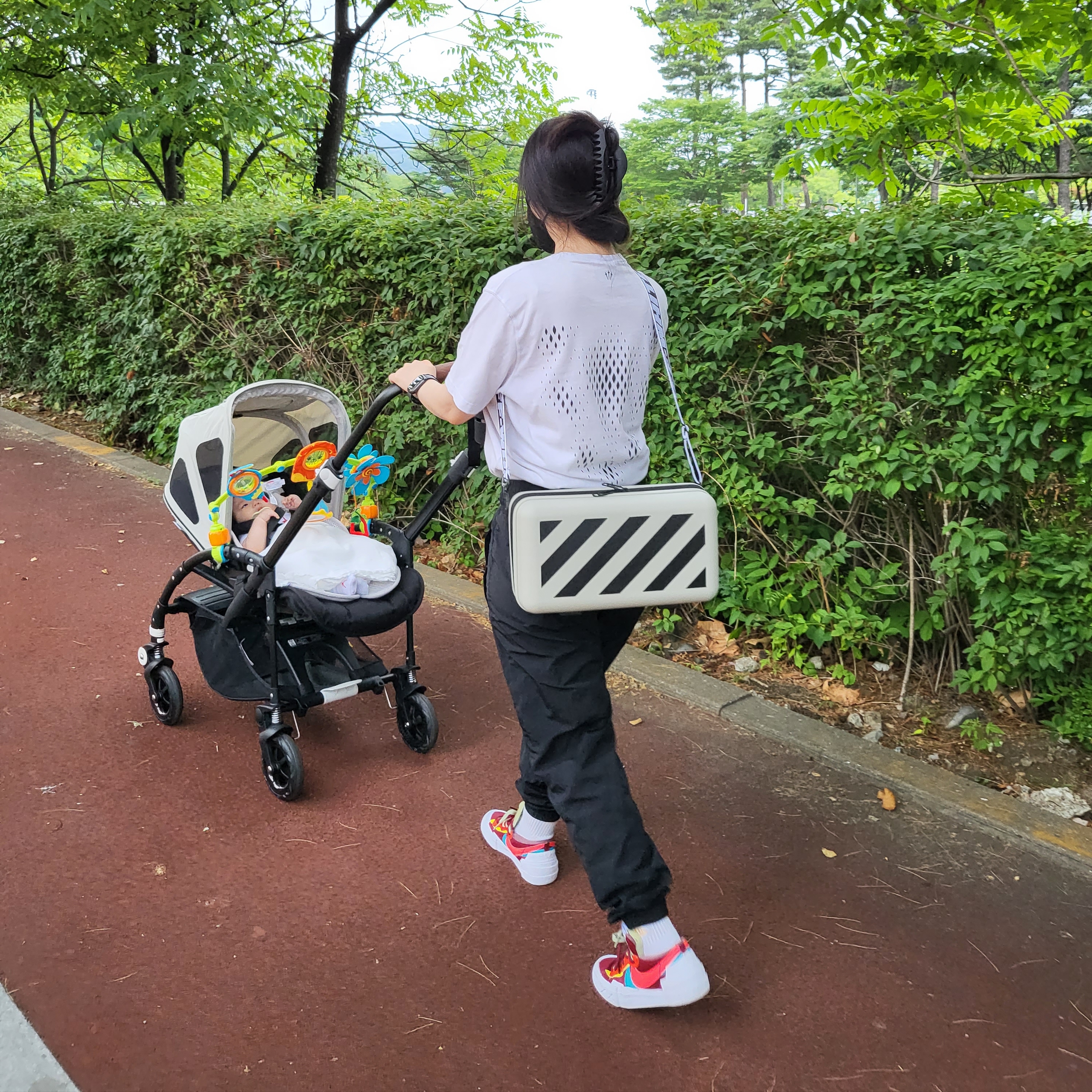 Off-White x Amore Pacific Protection Box (Without Cosmetics), Nike x Sacai x Kaws Blazer Low Team Red 착용 스타일