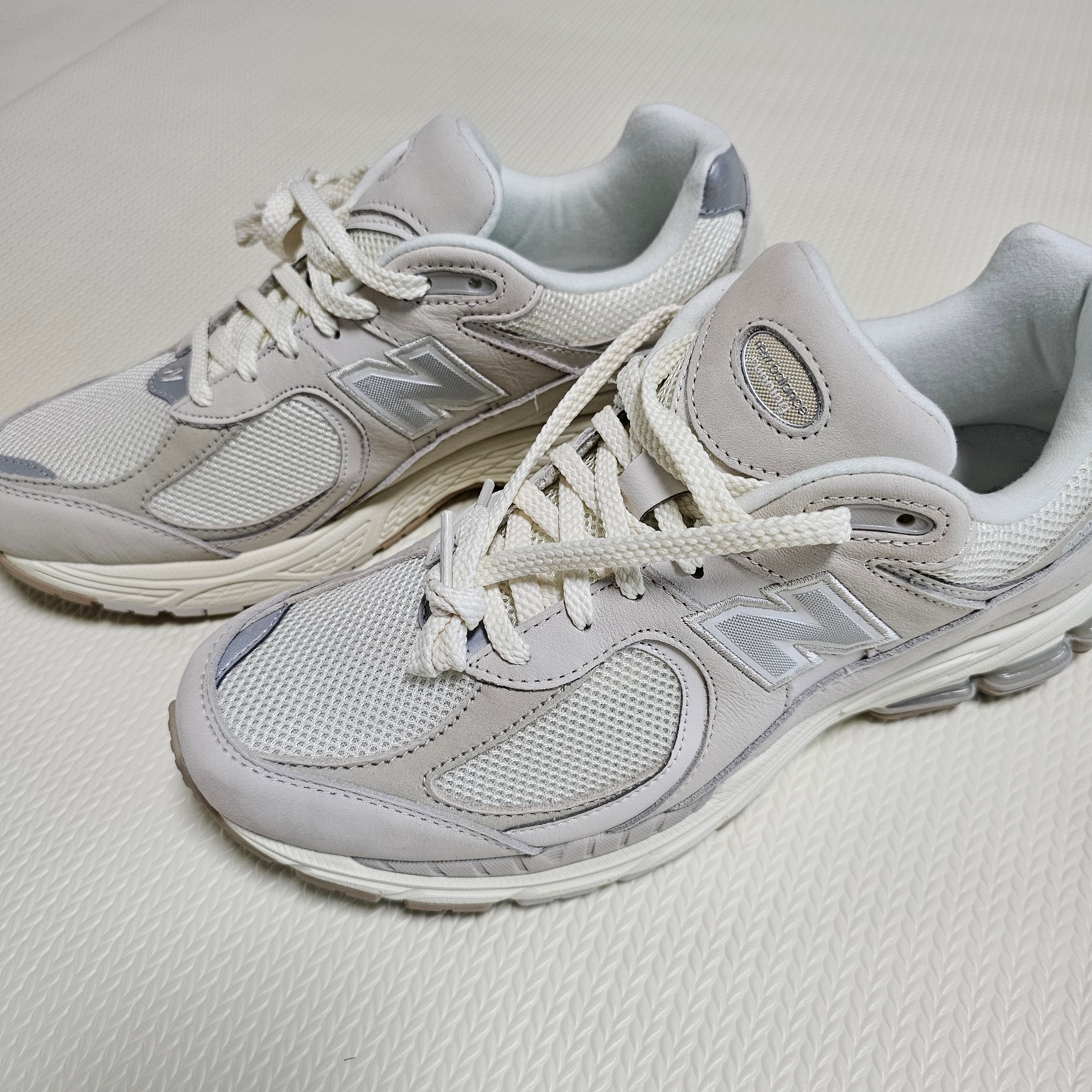 New Balance 2002R White Ivory 착용 스타일