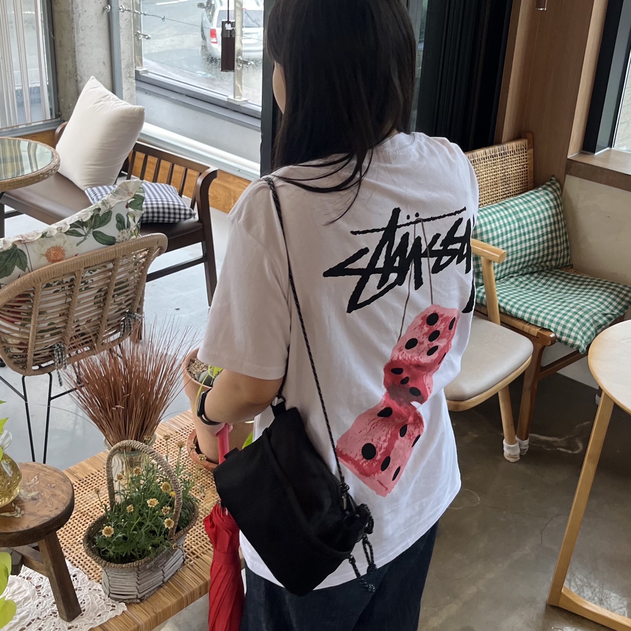 Stussy Fuzzy Dice T-Shirt White 착용 스타일