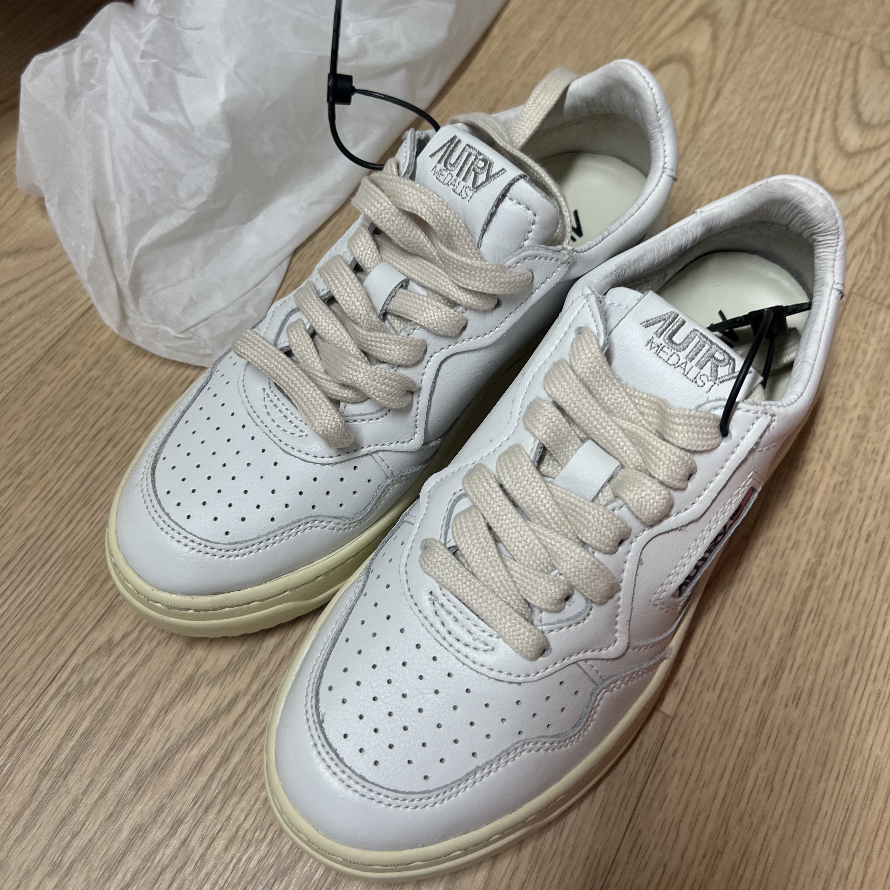 (W) Autry Medalist Low Leather Sneakers White 착용 스타일