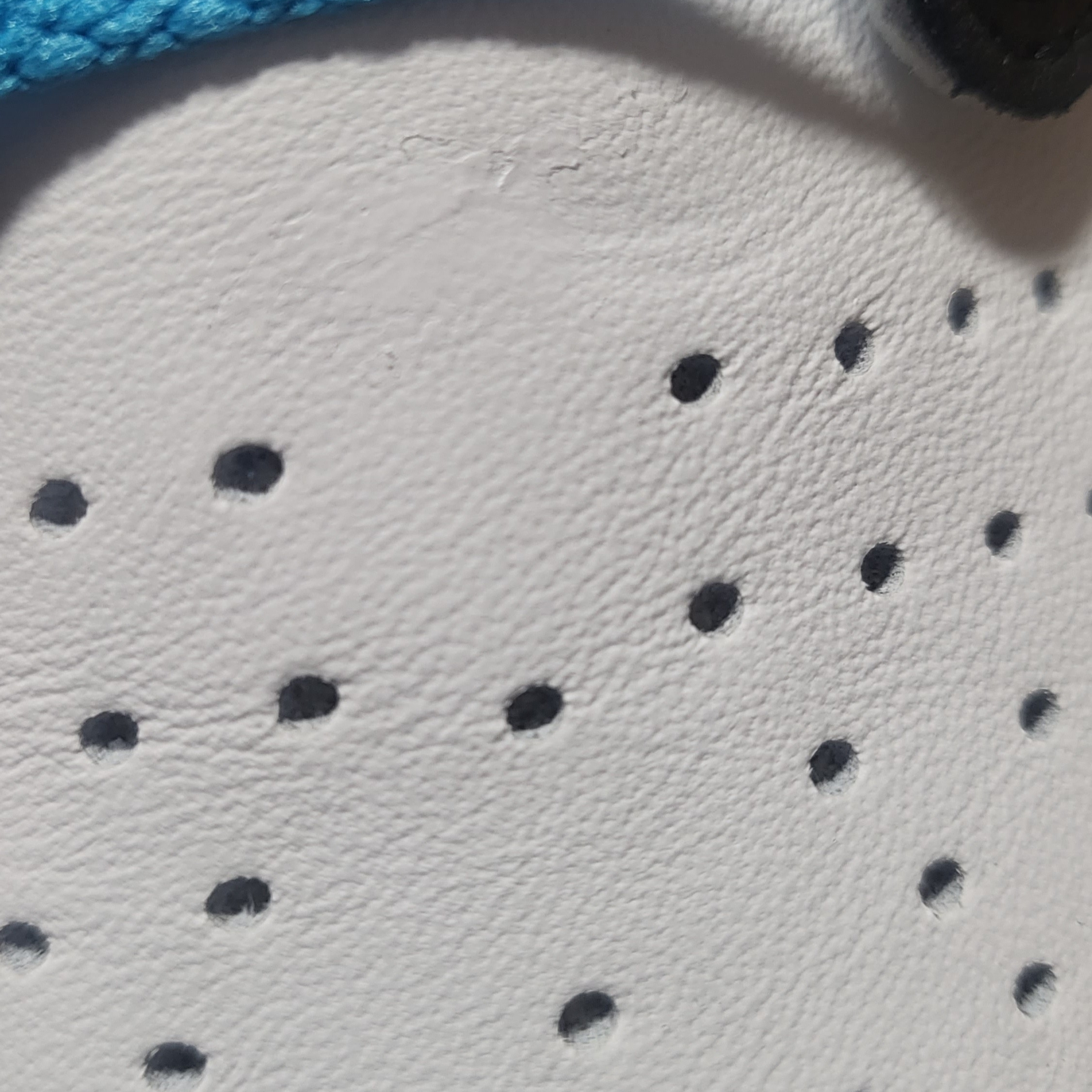 Jordan 1 Retro Low OG Black and Dark Powder Blue 착용 스타일 - 5