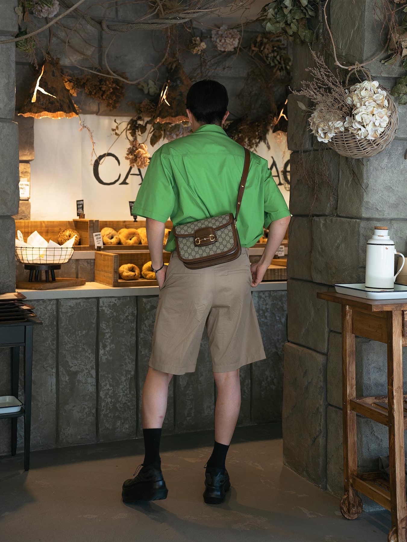 Gucci Horsebit 1955 Shoulder Bag Beige Ebony, Salomon x Comme des Garcons Pulsar Platform Black 착용 스타일