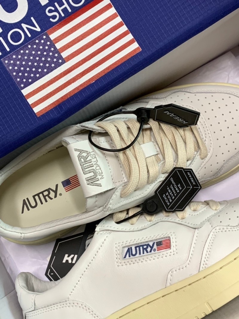 (W) Autry Medalist Low Leather Sneakers White 착용 스타일 - 2