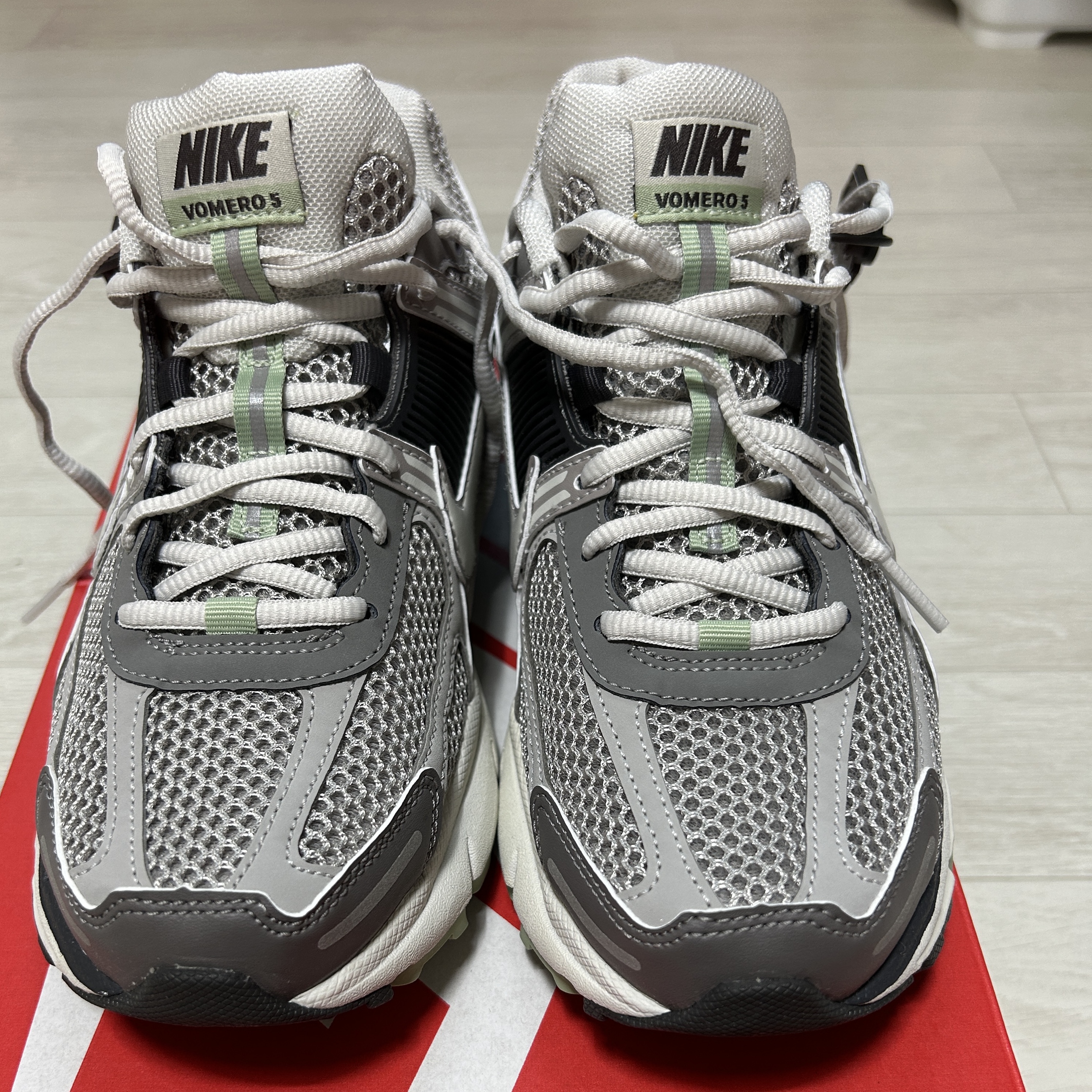 (W) Nike Zoom Vomero 5 Cobblestone and Flat Pewter 착용 스타일