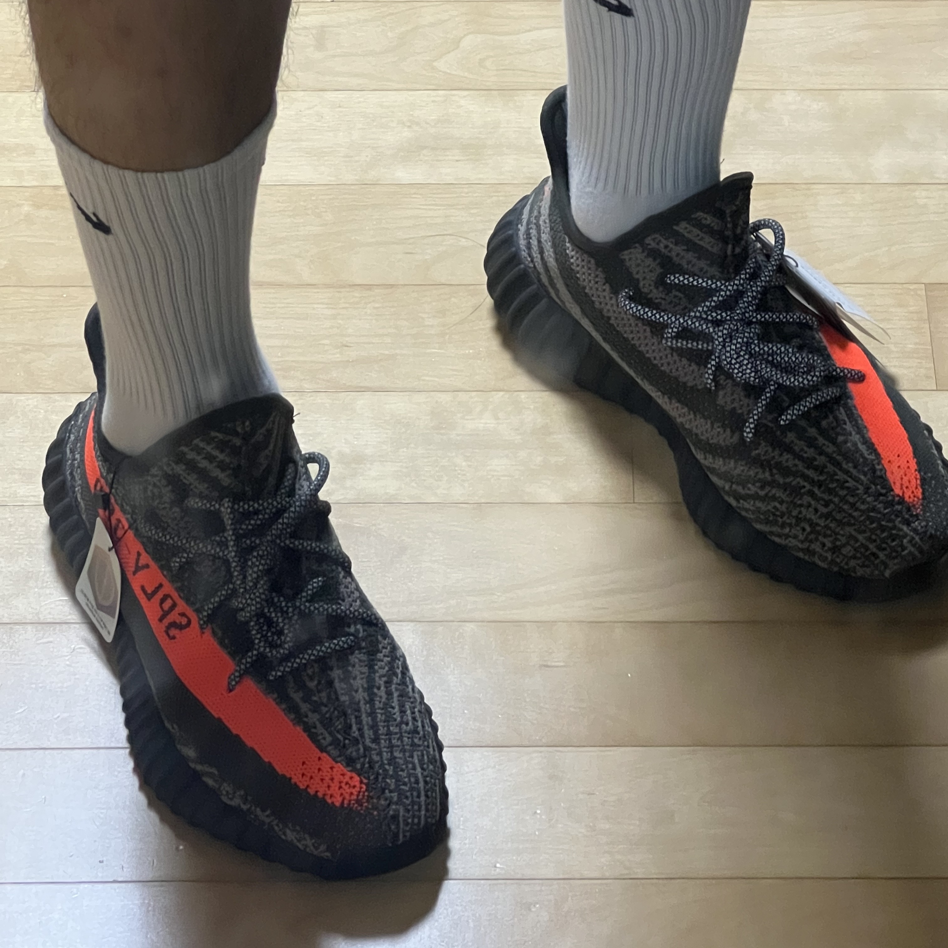 Adidas Yeezy Boost 350 V2 Carbon Beluga 착용 스타일