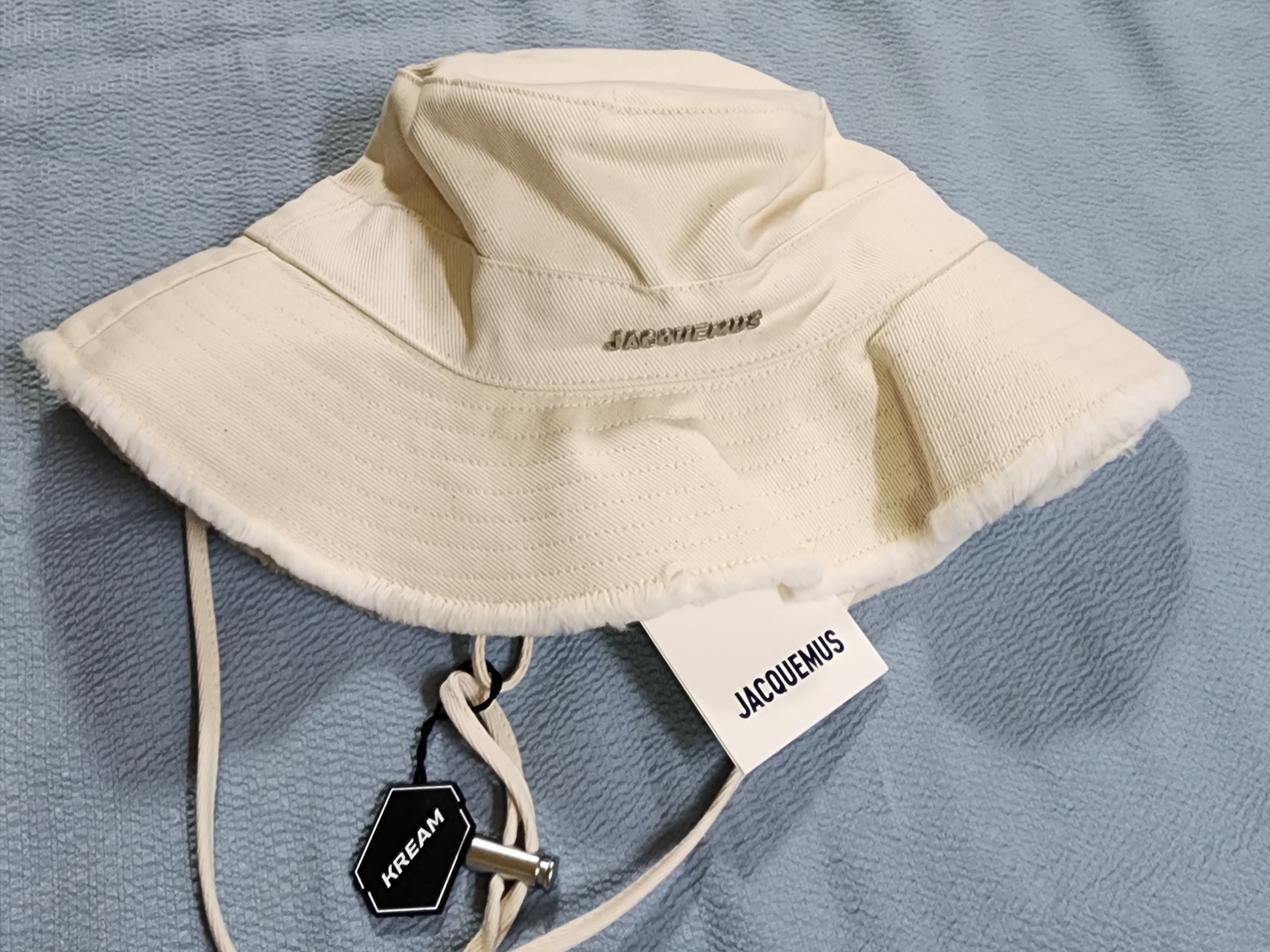 Jacquemus Le Bob Artichaut Bucket Hat Off White 착용 스타일