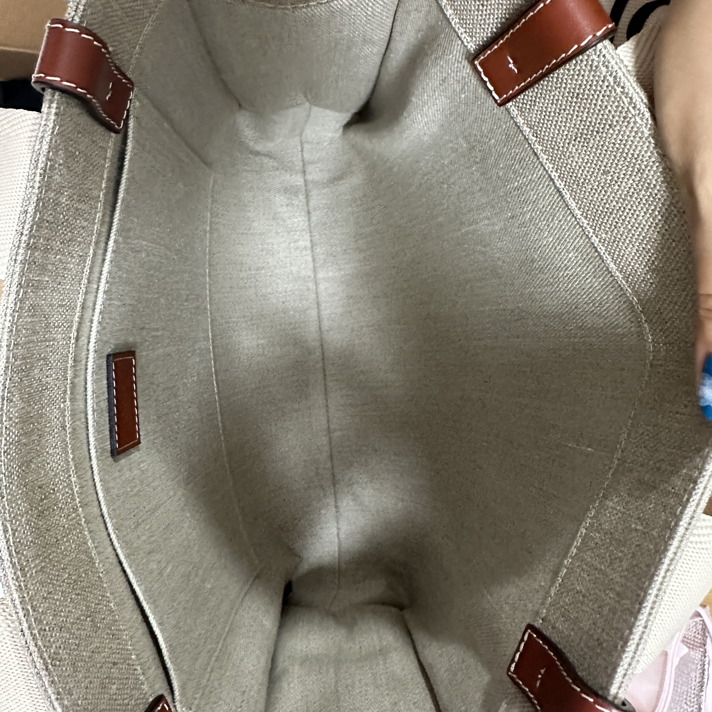 Chloe Woody Medium Tote Bag White Brown 착용 스타일 - 2