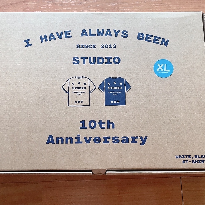 IAB Studio 10th Anniversary T-Shirts Pack White & Black (2 Pack) 착용 스타일 - 3