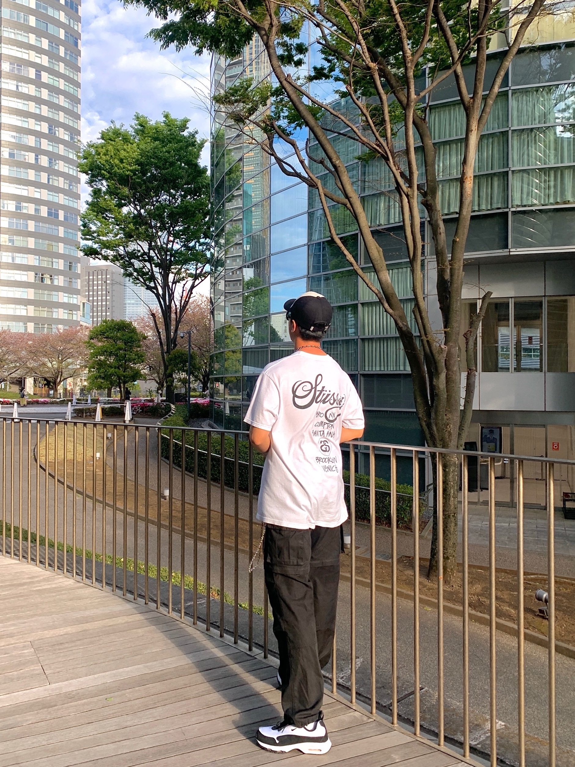 Stussy World Tour T-Shirt White 2023, Nike x Comme des Garcons Homme Plus Air Max Sunder SP White Black 착용 스타일 - 3