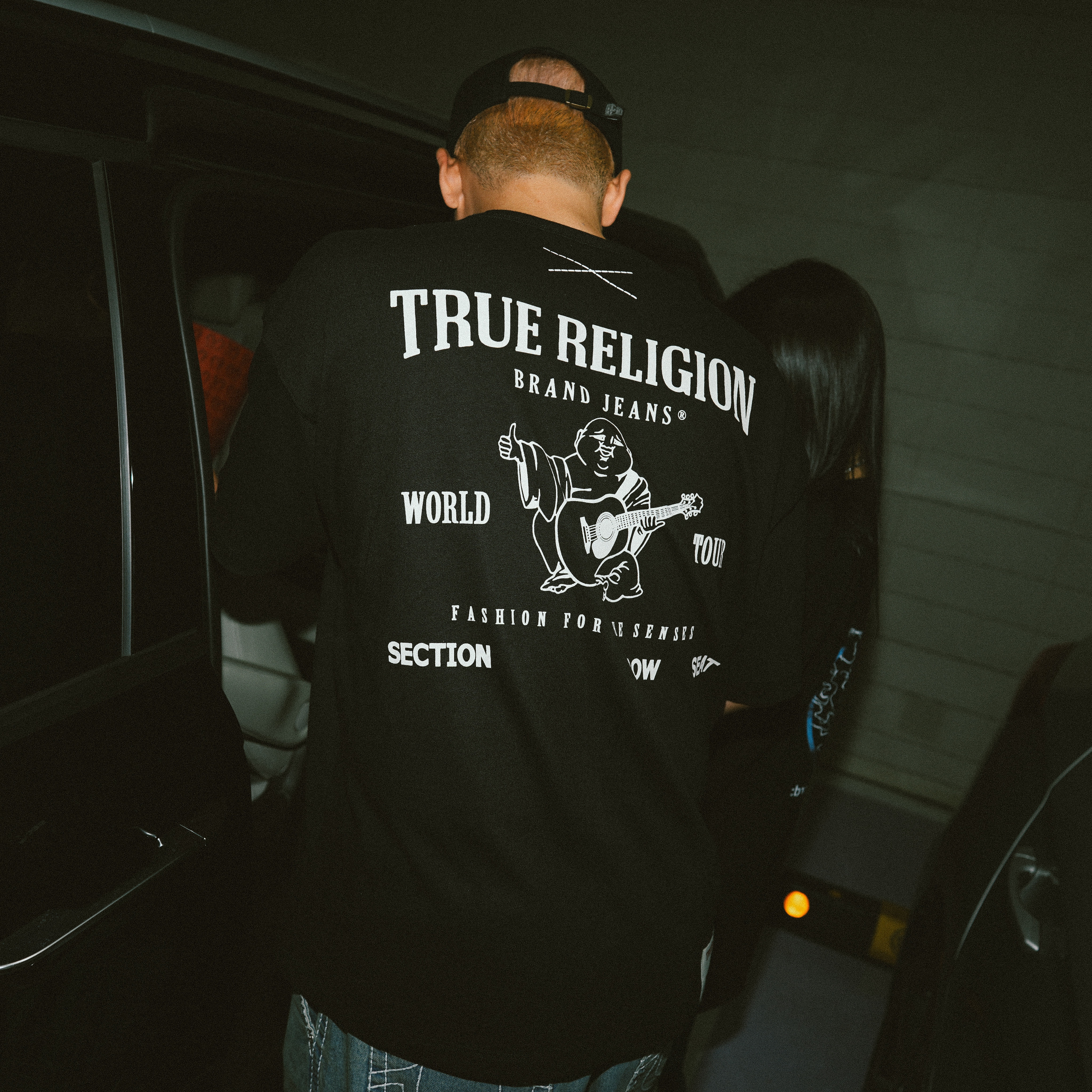 True Religion Origin Logo T-Shirt Black, True Religion Classic Cargo Pants Light Indigo 착용 스타일 - 1