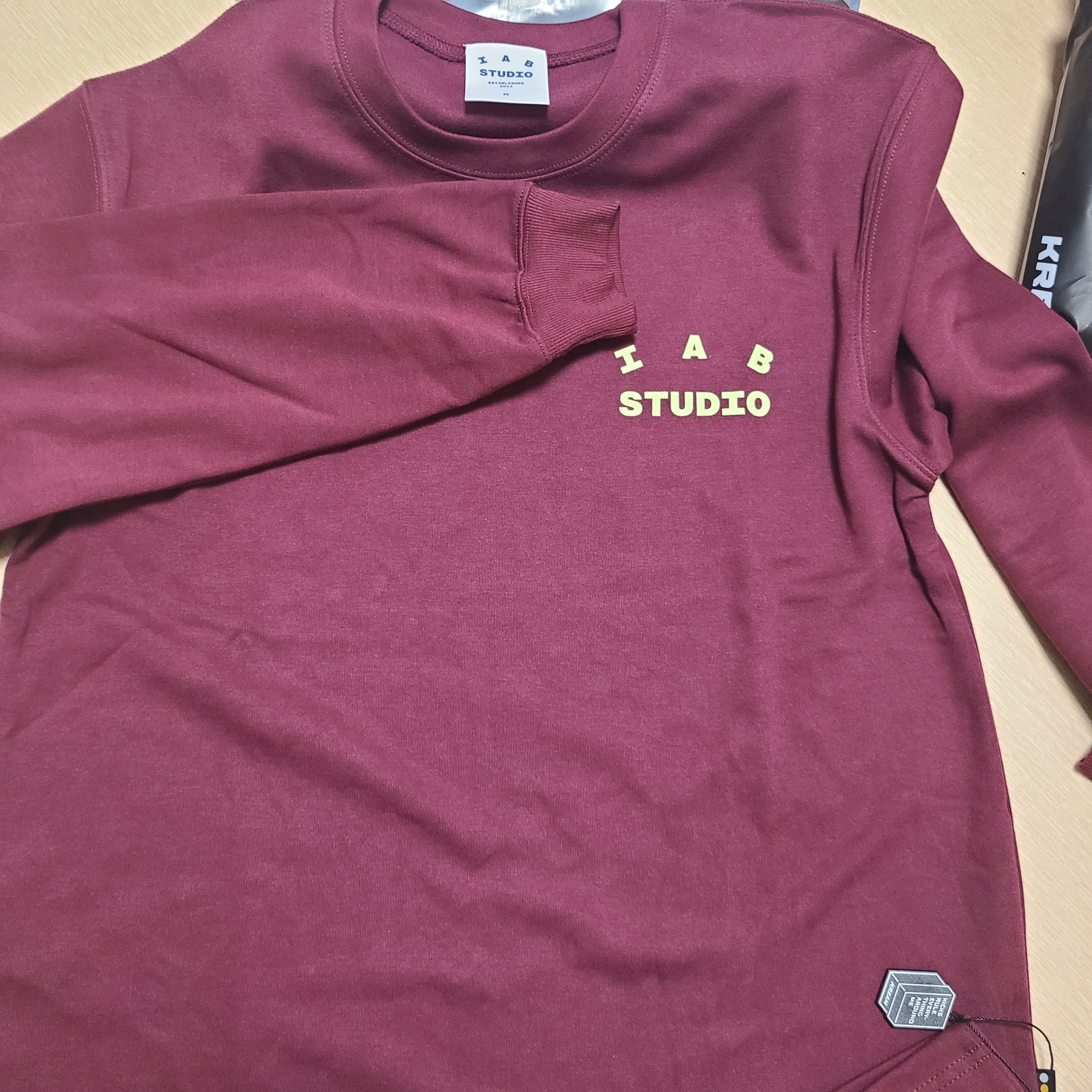 IAB Studio Long Sleeve Burgundy - The Hyundai Seoul Exclusive 착용 스타일 - 1