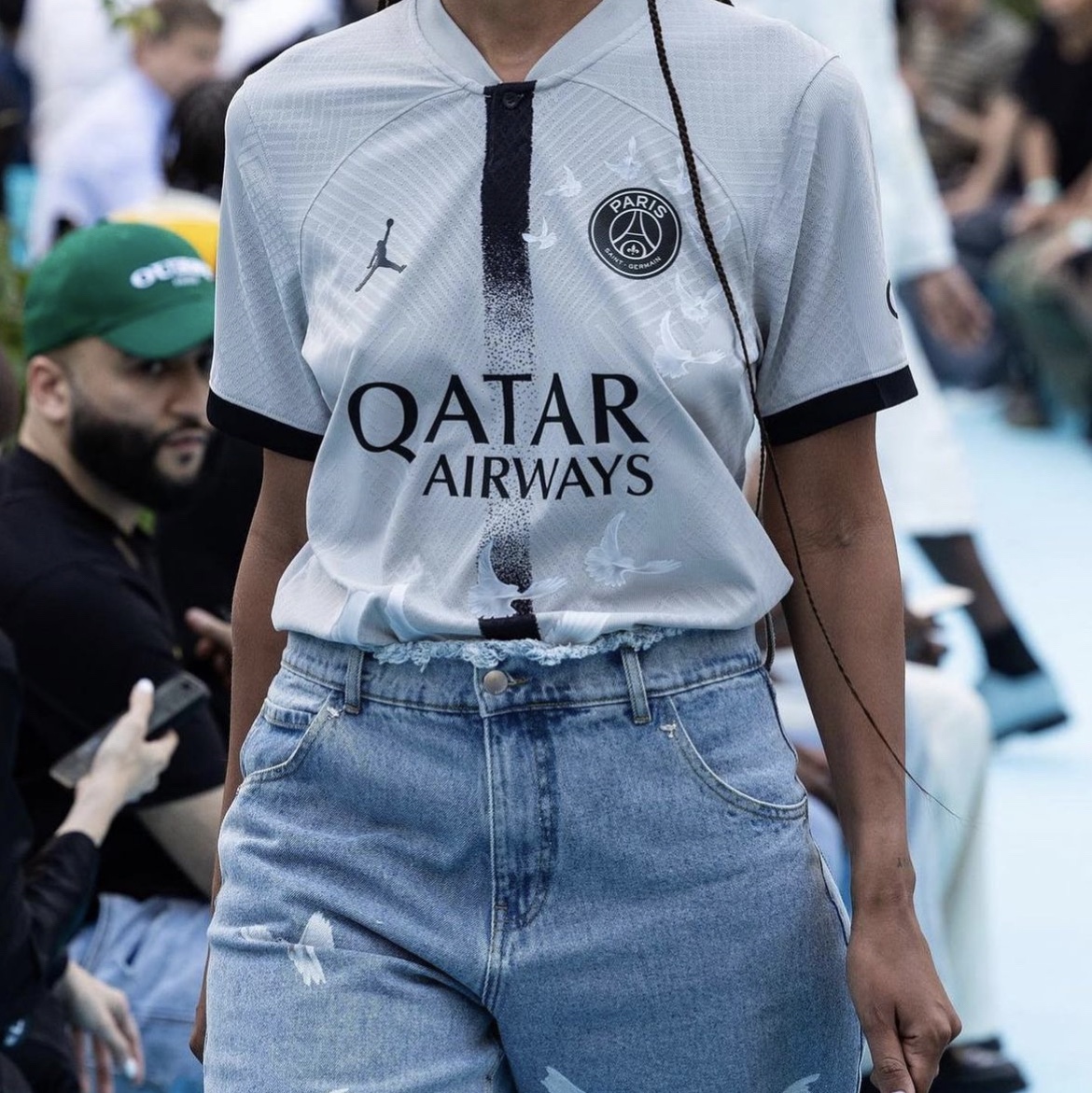 Jordan x Paris Saint-Germain x 3.Paradis 2022/23 Dri-Fit Stadium Away Jersey Light Smoke Grey 착용 스타일 - 2