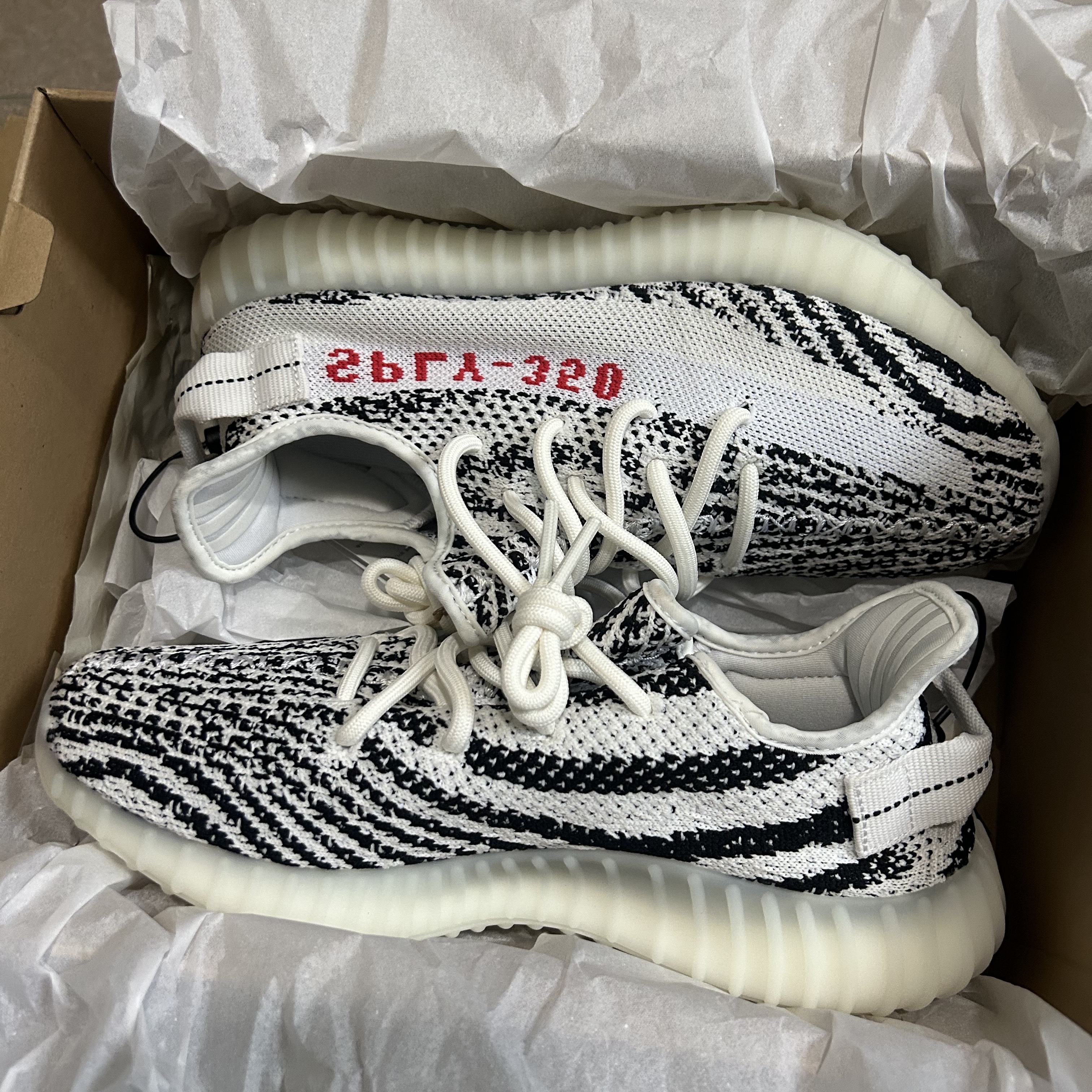 Adidas Yeezy Boost 350 V2 Zebra 2022/2023 착용 스타일