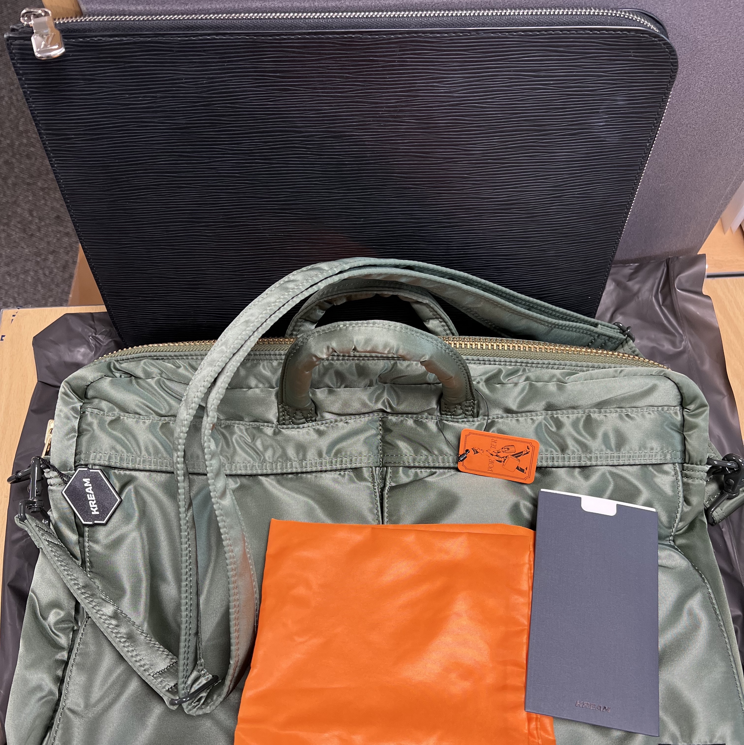 Porter Tanker 2Way Briefcase Sage Green 착용 스타일