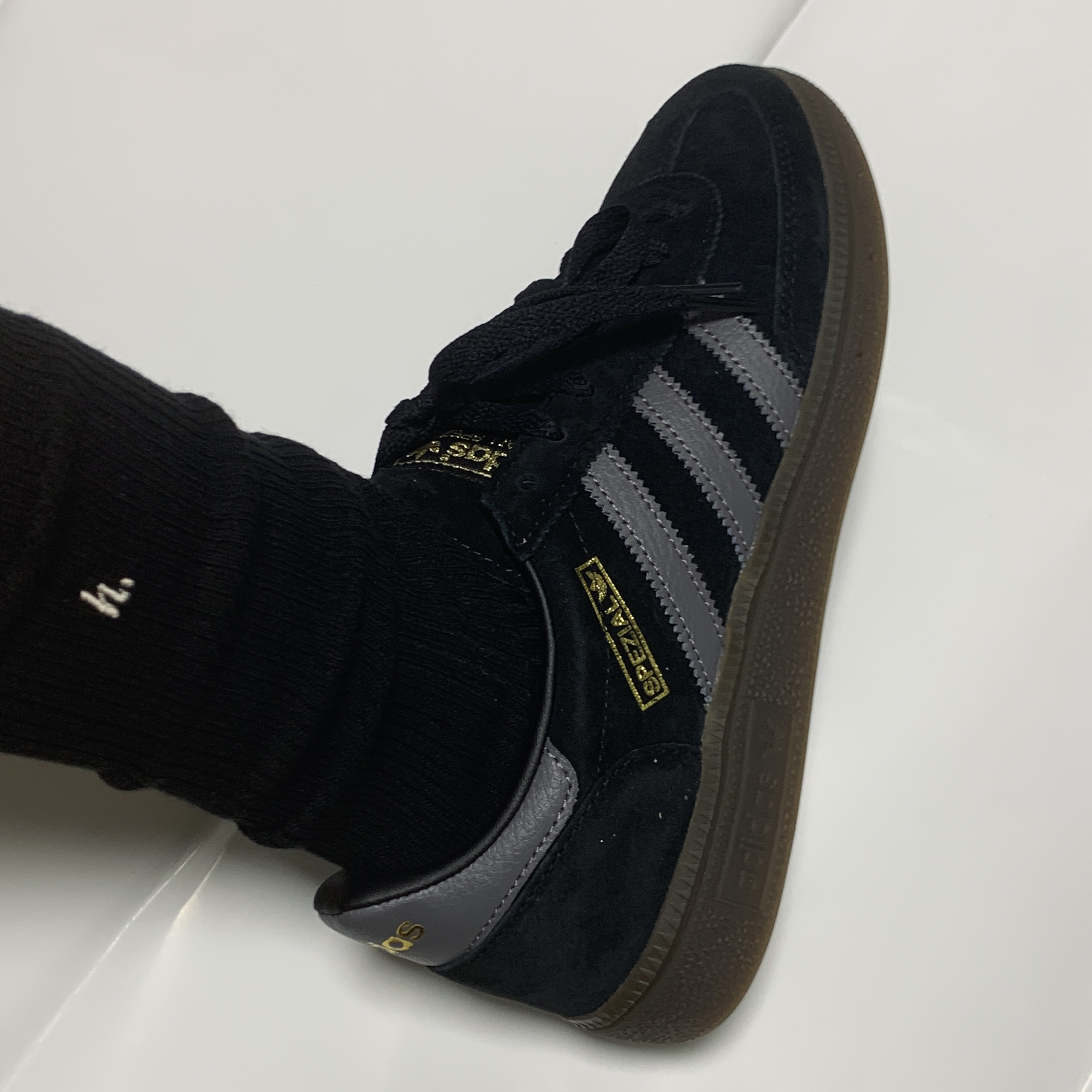 Adidas Spezial Handball Core Black Gum 착용 스타일 - 1