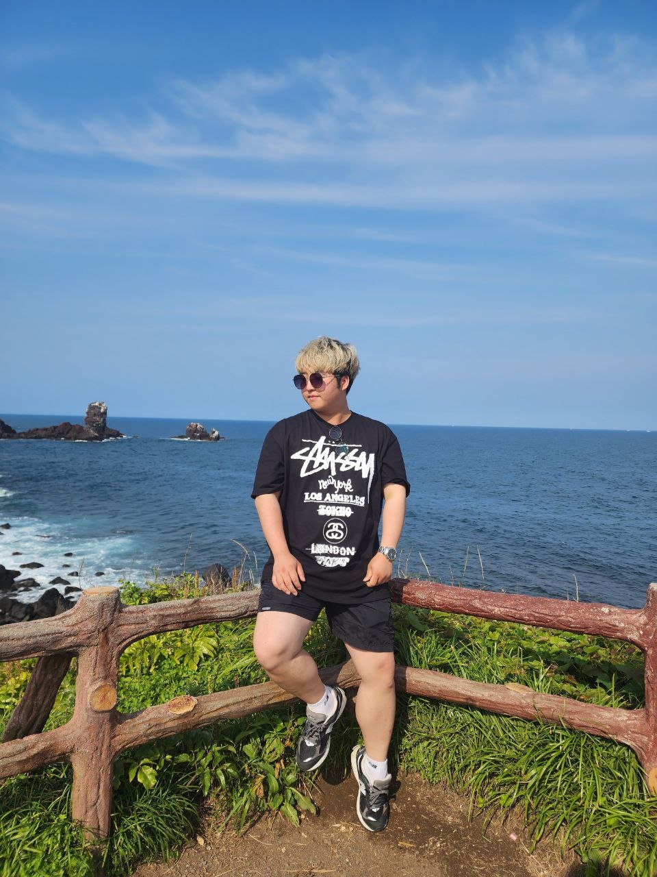 Stussy Tour T-Shirt Black, New Balance 2002R Premium Vintage Black 착용 스타일